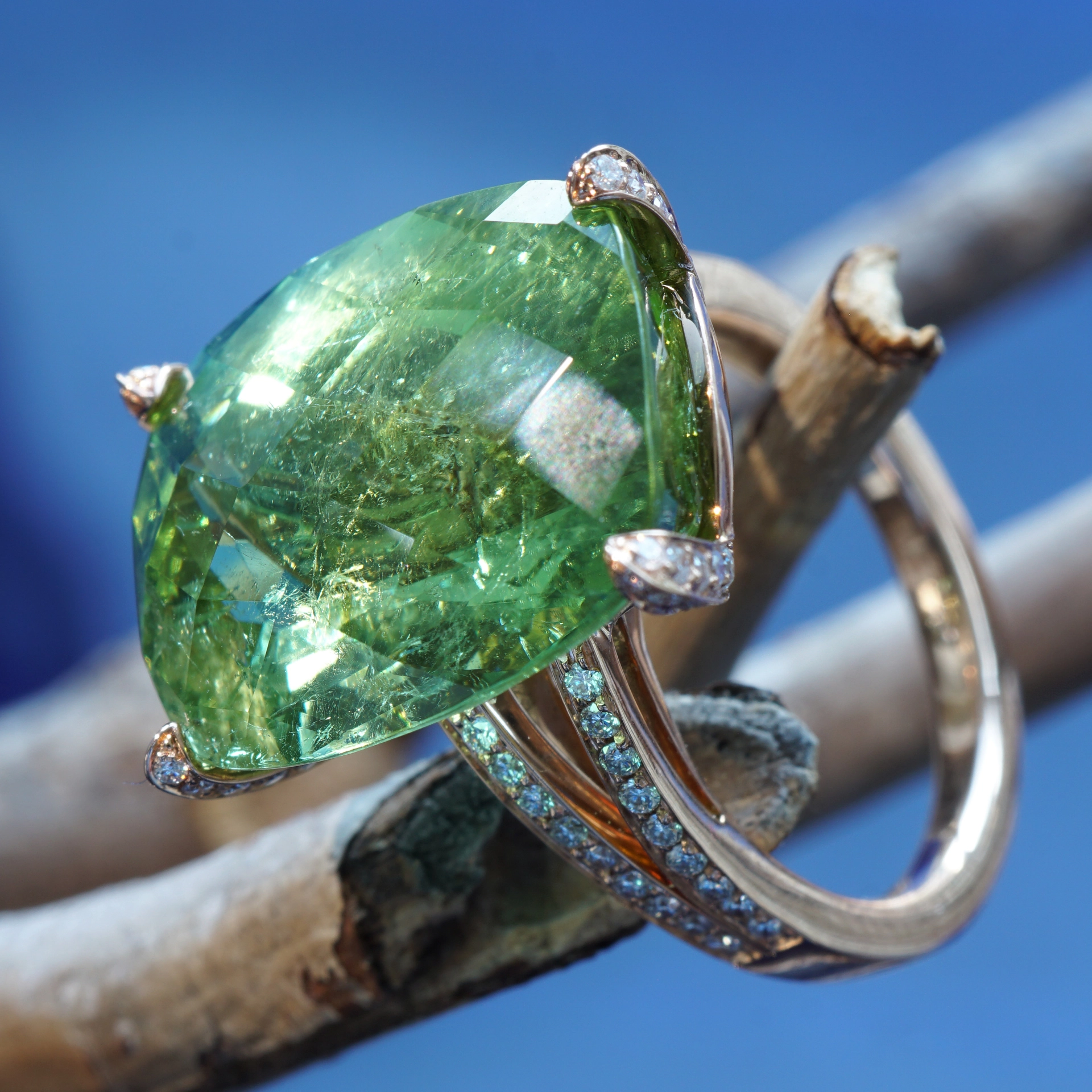 Tourmaline brilliant ring, 17.98 ct, 0.60 ct, TW VS ..... paraiba colored green huge beautiful 18 kt rose gold