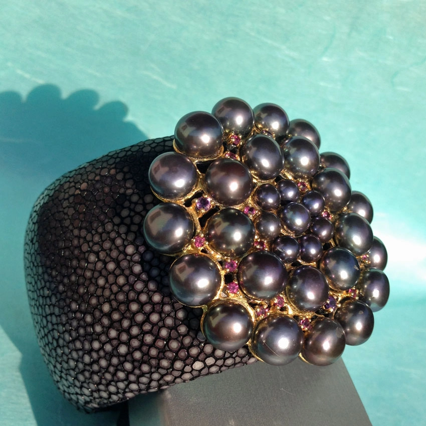 Rochenleder-Armreif mit Saphiren und grauen Zuchtperlen, 925/-Silber/vergoldet, Handarbeit, SW 870.-
