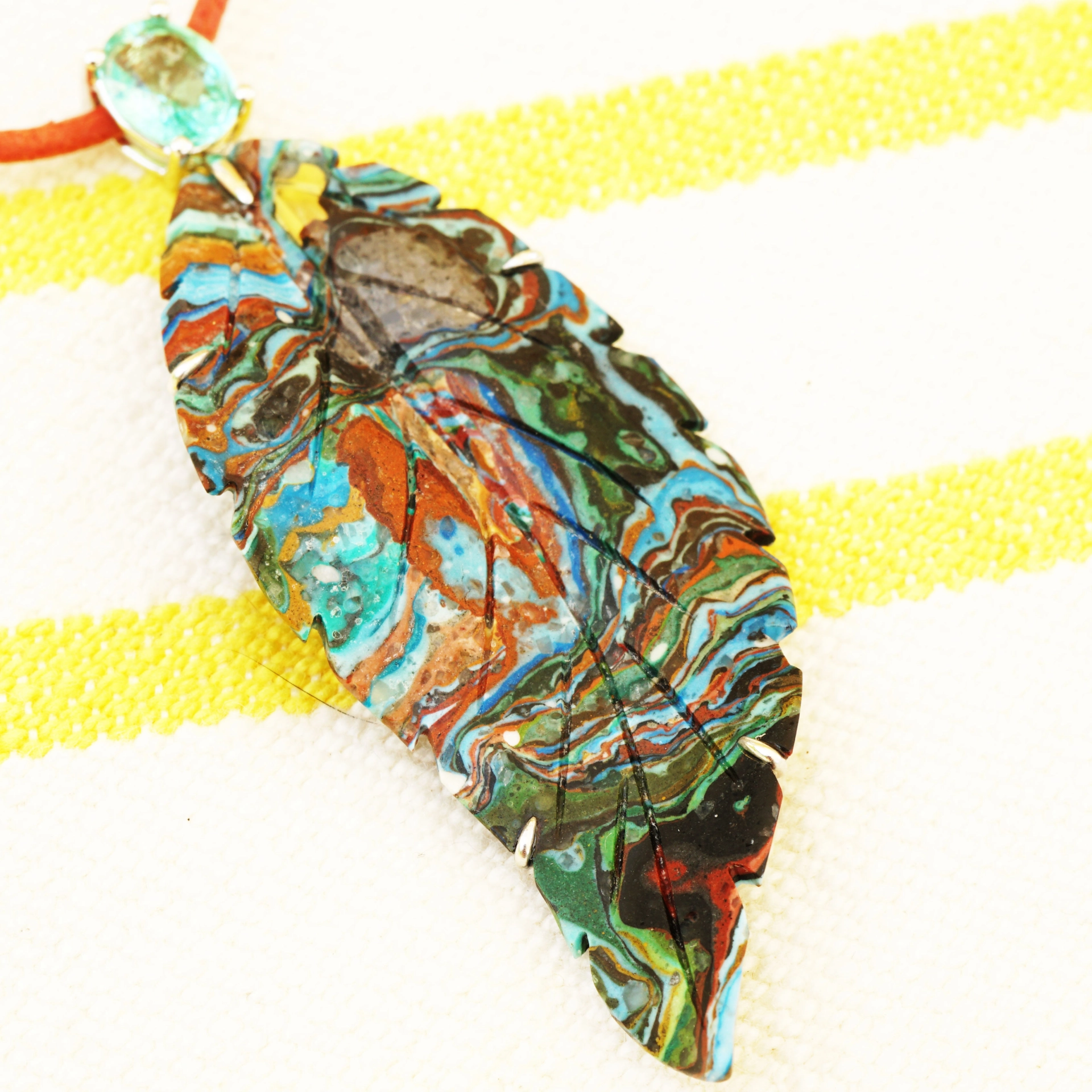 Anhänger Regenbogen Chrysokoll Blatt mit Paraiba Turmalin 750er Weissgold