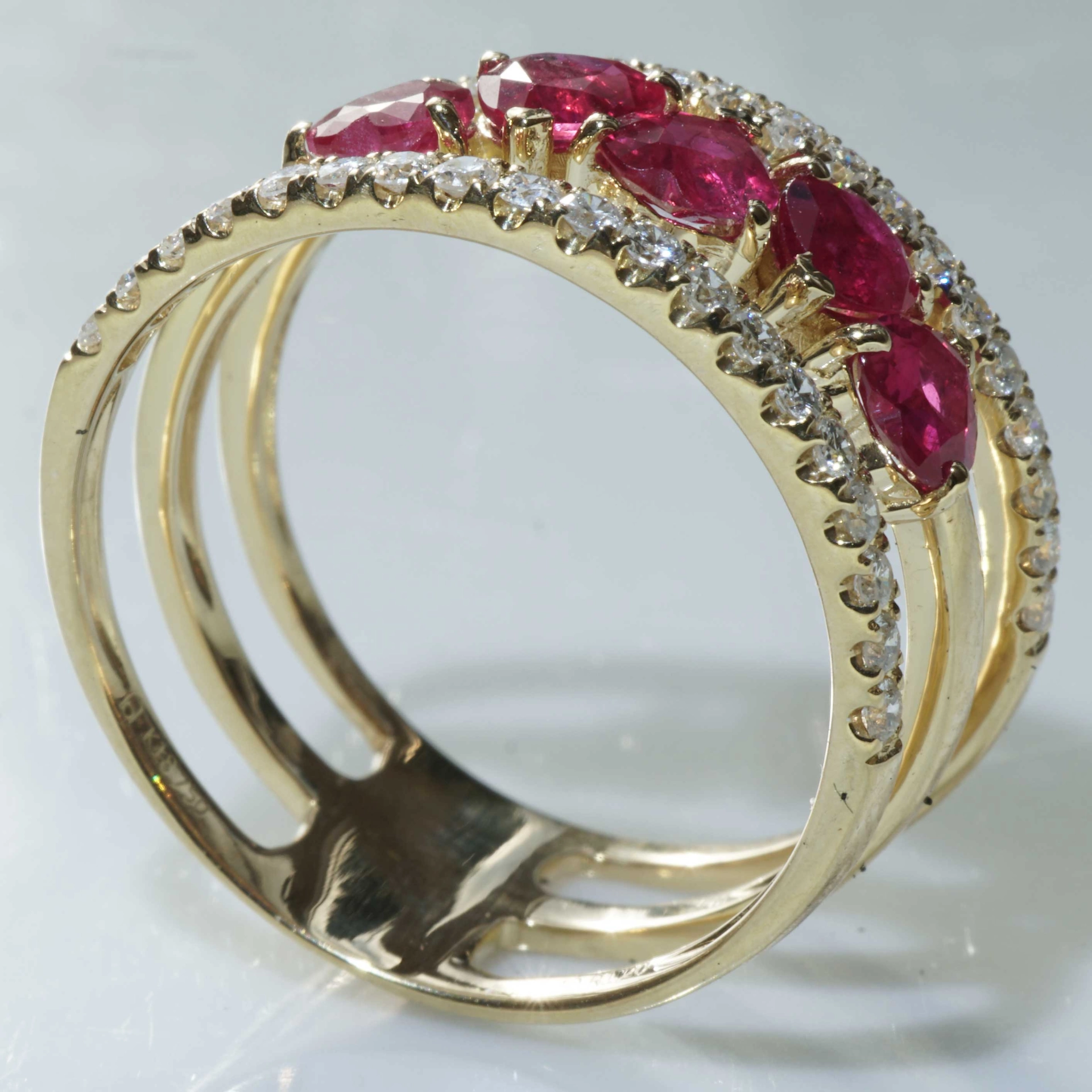 Ruby Brilliant Ring 18 kt Yellowgold....5 Hearts for special occasions....
