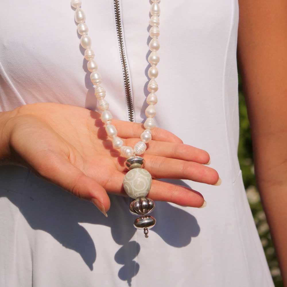 Chilango freshwater necklace in 100 cm length with great carved jade pendant 925 silver
