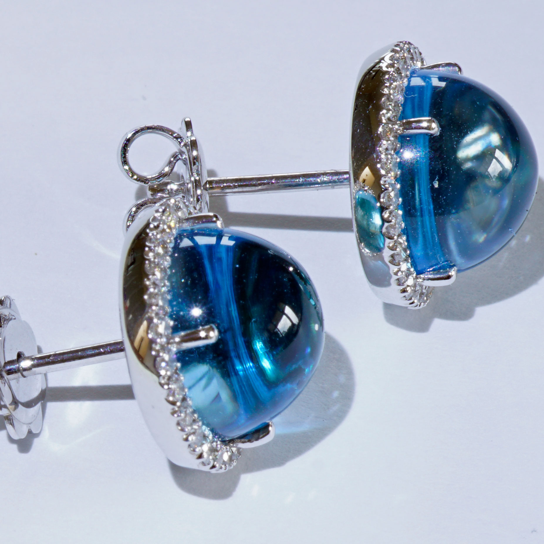 Bluetopas Brilliant Earstuds..deepblue Bubble...18 kt Whitegold....magical World