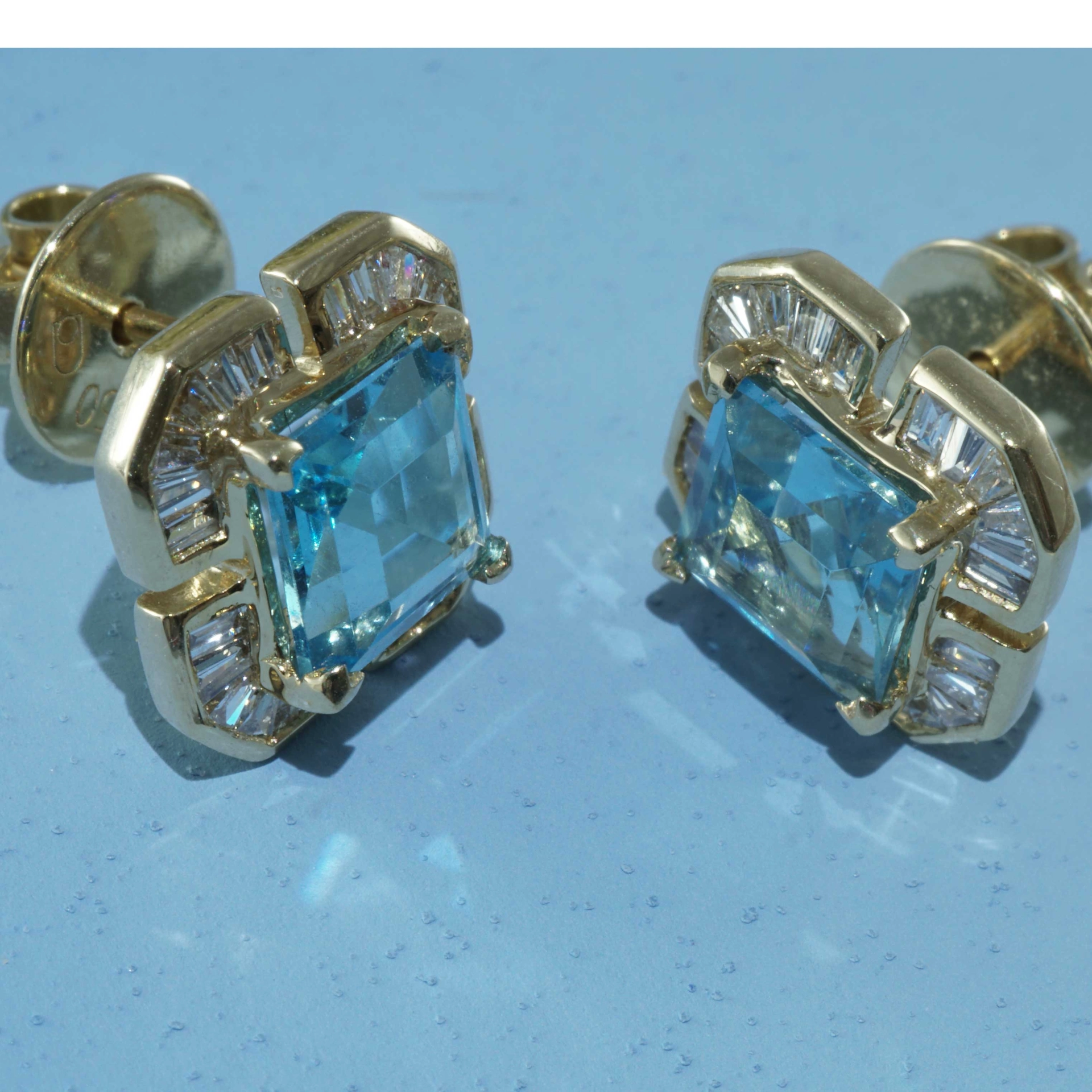 Cloverleaf shaped Blue Topaz Earrings 18 kt Yellow Gold with Diamonds