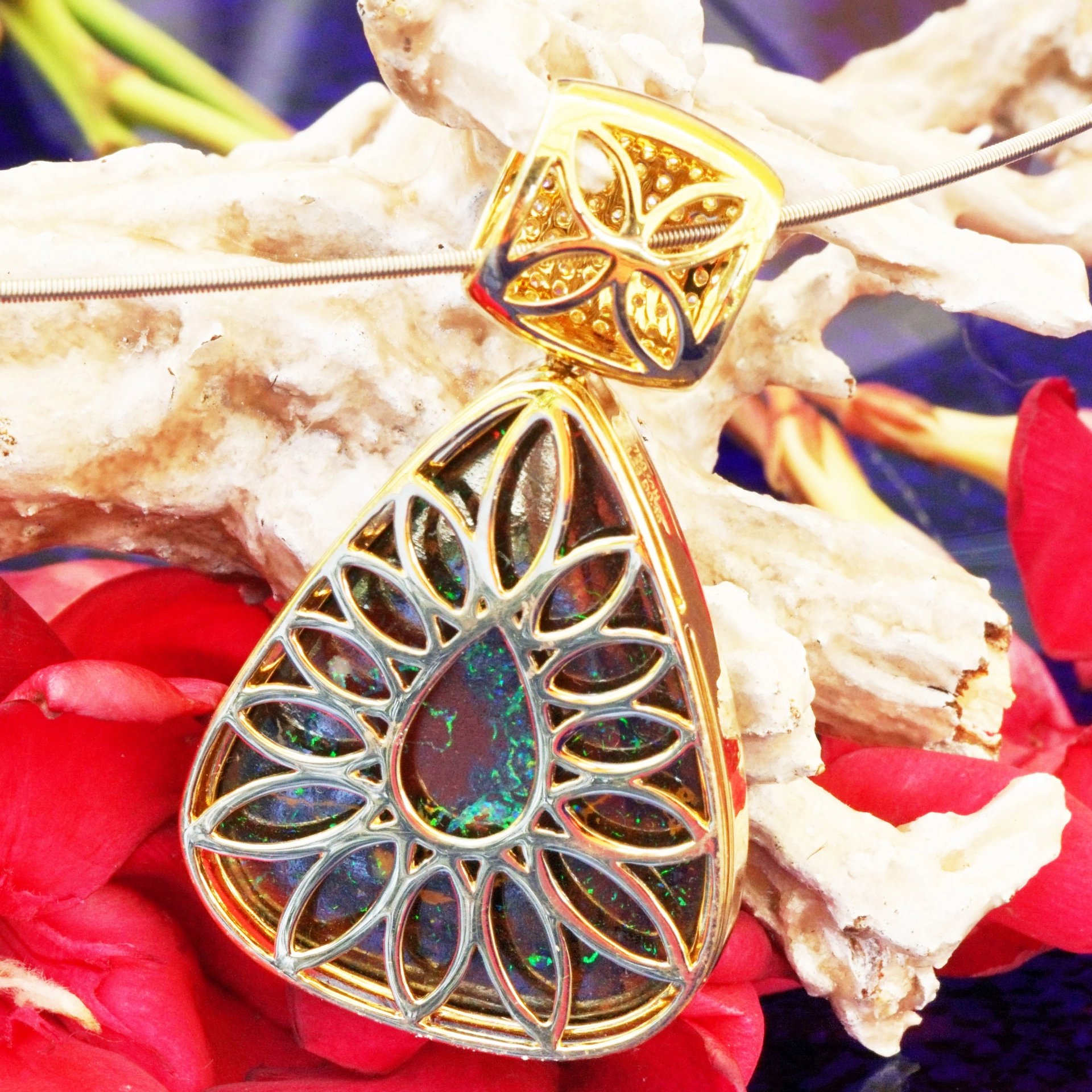 Opal Matrix Brilliant Pendant 31 ct 0.46 W SI-P 750 Yellow Gold AUSTRALIA