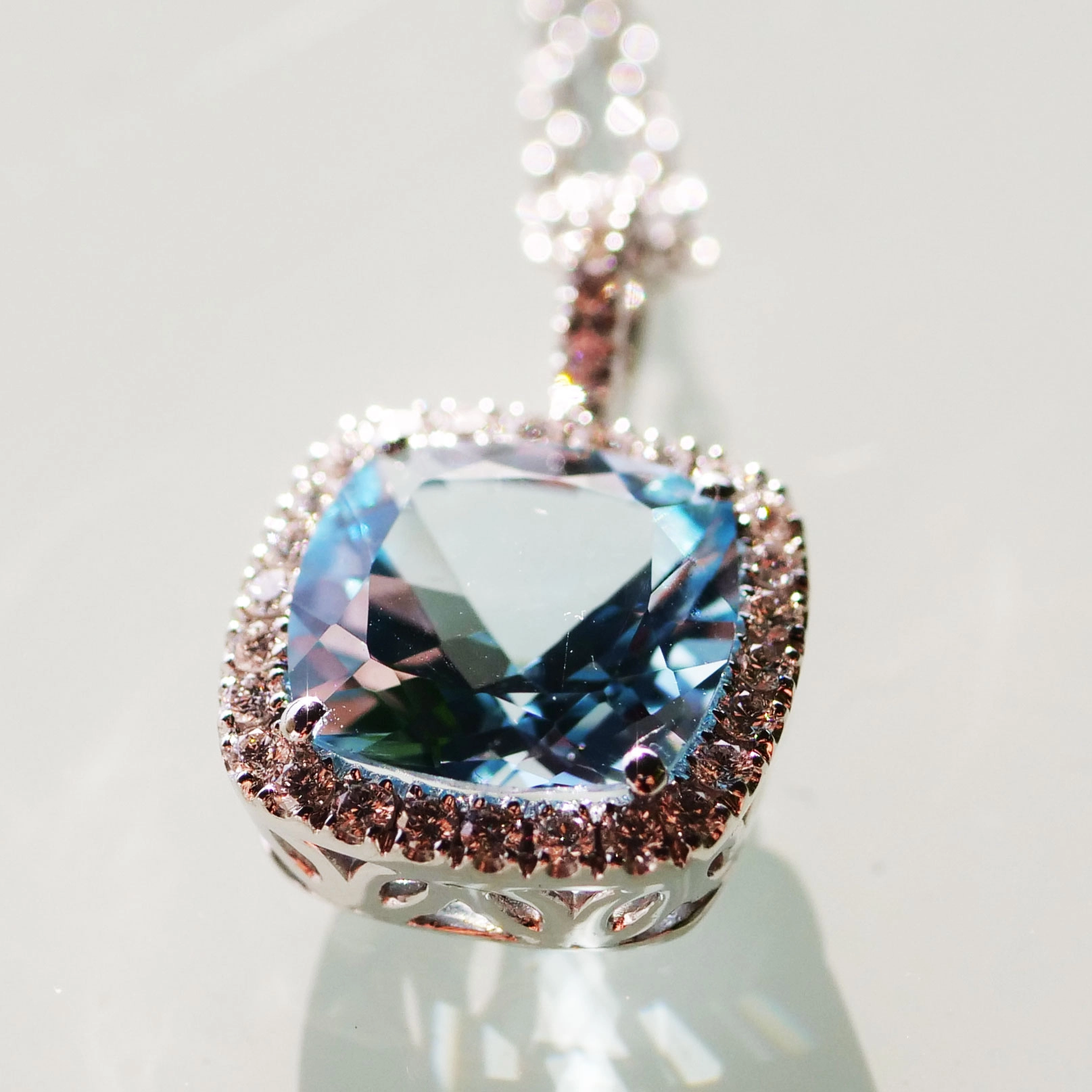 Bluetopaz Brilliant Pendant with Chain 18 kt Whitegold