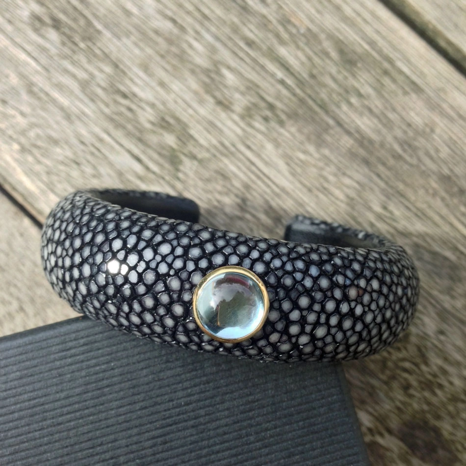 Topaz Stingray Bracelet 14 kt Yellow Gold...Eternity Blue