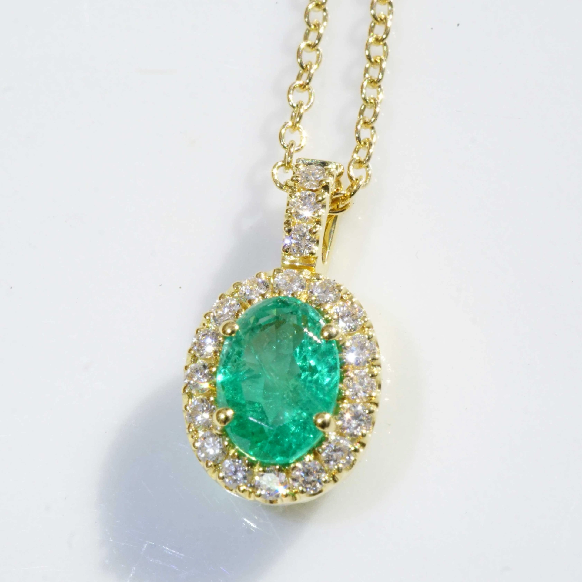Top Emerald Brilliant Pendant with Chain 18 kt Yellow Gold 0.90 ct AAA+