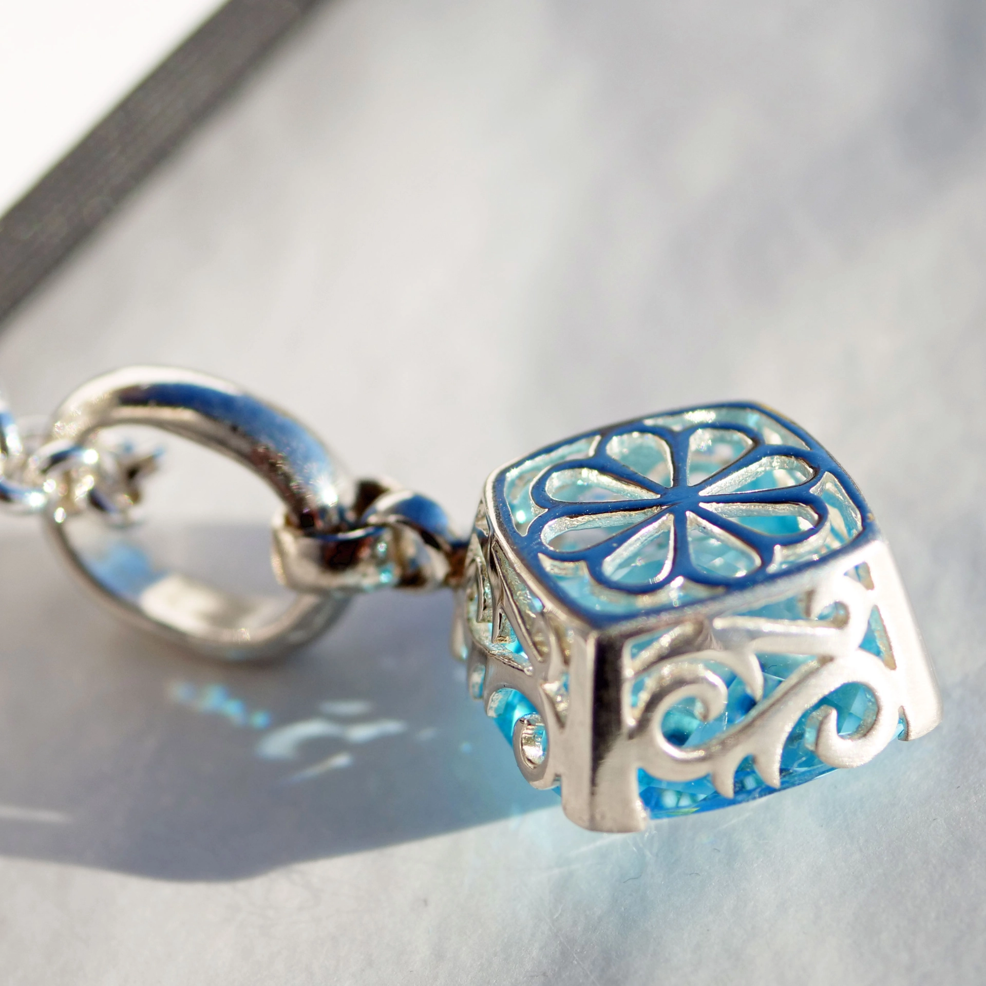 Chilango pendant Sky Topaz Flower 925 silver Prestige Crystal Dreams (treated), signed, with orig. Case