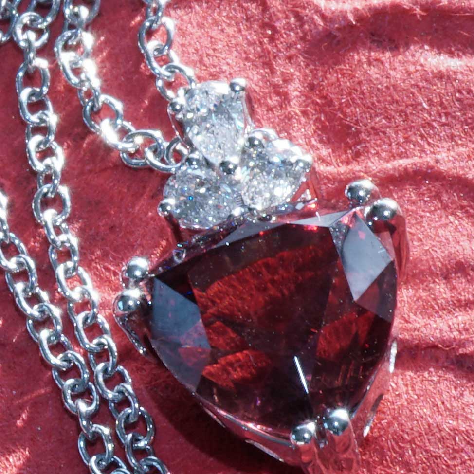 Malaya Garnet Brilliant Necklace 5.47 ct 0.22 ct 750 white gold - the most changeable among the gemstones, color change desired