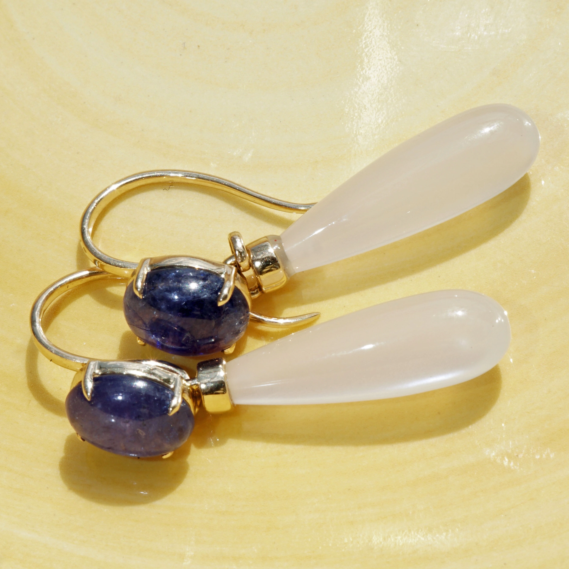 Moonstone Tanzanite Earrings 18 kt Yellowgold...natural Colors...wonderful Combination