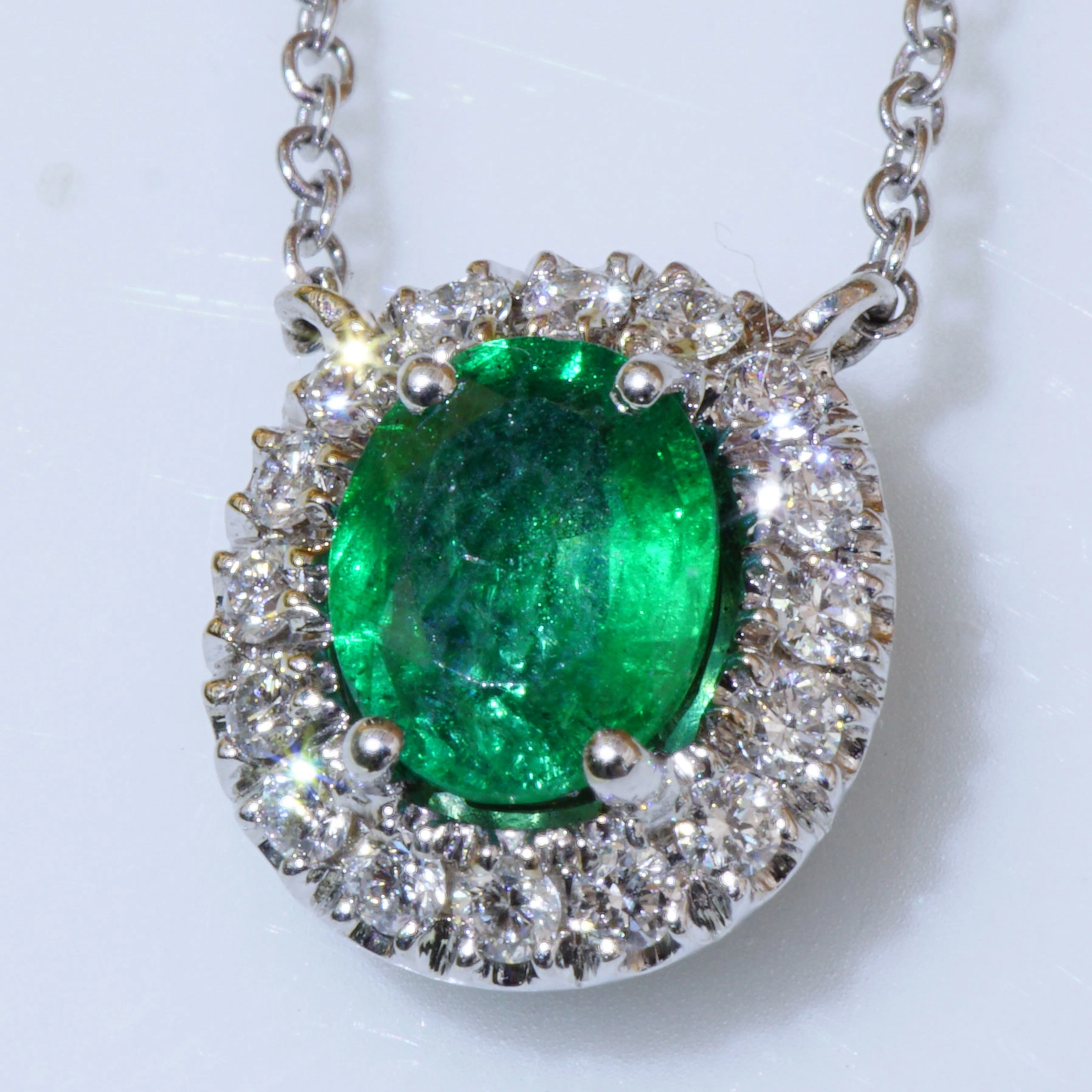 Diamond Emerald Necklace....18 kt Whitegold....bright green Emeraldcolor