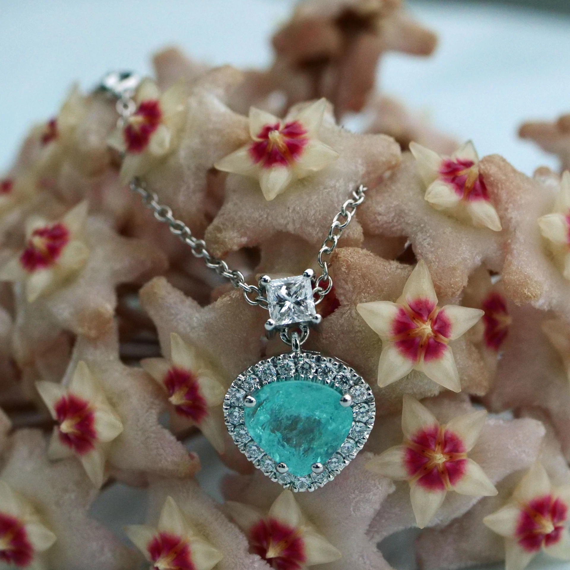 great paraiba turmalin of 128 ct, AAA brilliant. swimmingpool blue-green 18 kt whitegold