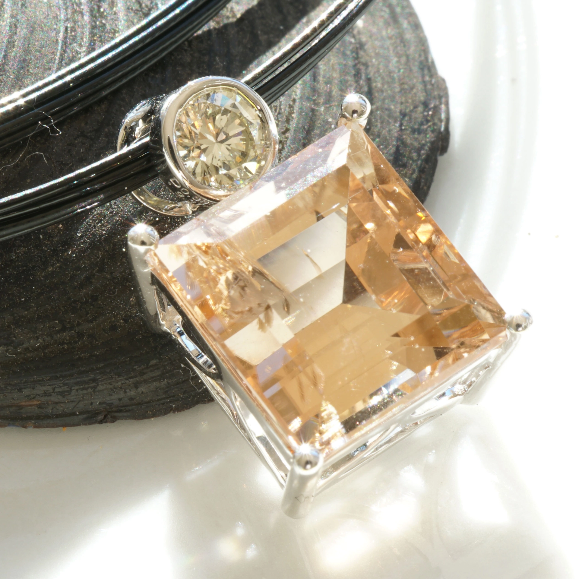 Morganit 9 ct...... amazing Color with IGI Diamond