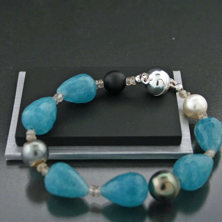 Armband mit Südsee-Perle, Tahiti-Perlen, Onyx, Spinellrondisten, große Aquamarinquarztropfen, Silber