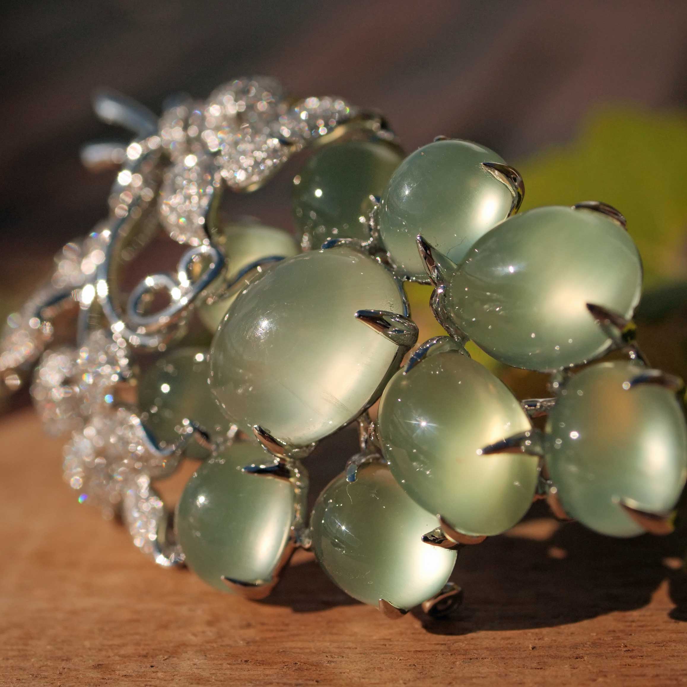 Wine Prehnite Brilliant Brooch with Pendant 750 White Gold 70 ct 2.19 ct TW / VVS-VS 