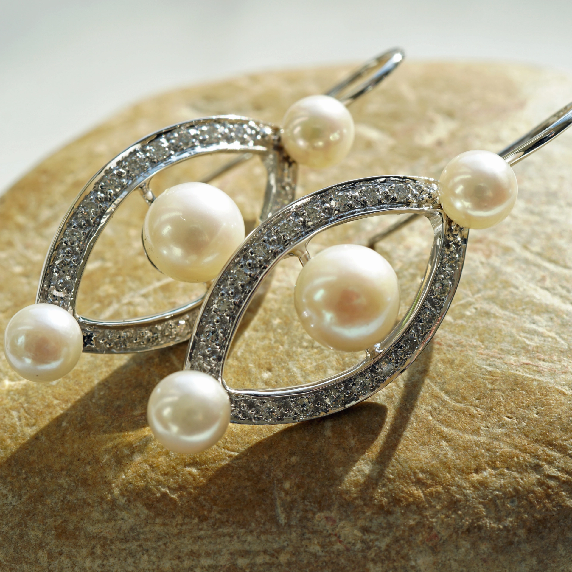 Diamond Pearl Earrings 18 kt Whitegold....Ellipse Revoire