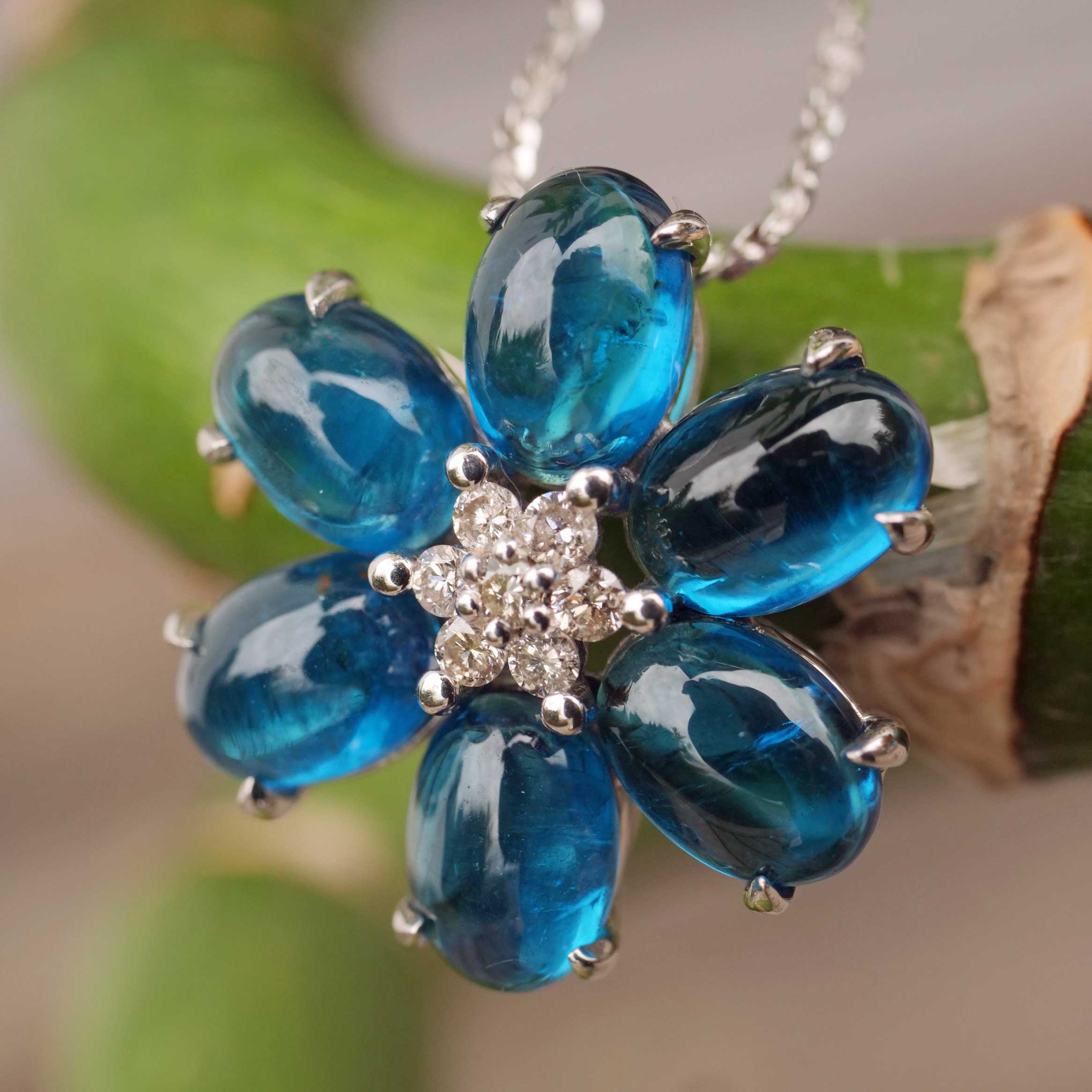 Pendant NEON Colors Apatite and Brilliants 18 kt White Gold 5.45 carats with Chain