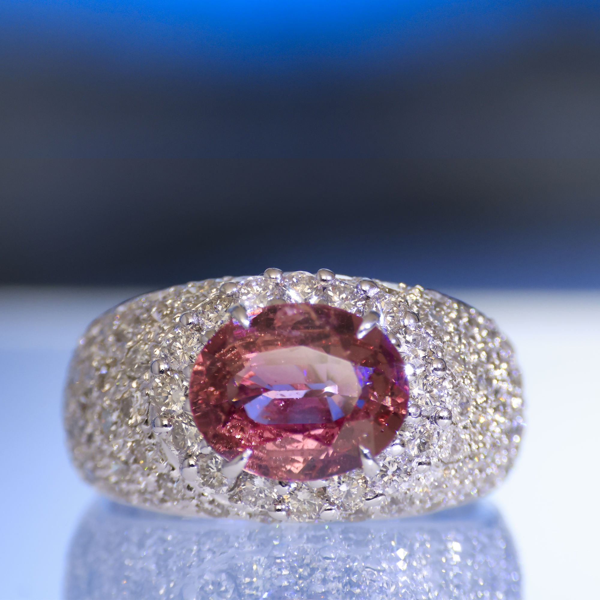 ring-pinker edelstein-mit Brillanten-hellblauer hintergrund