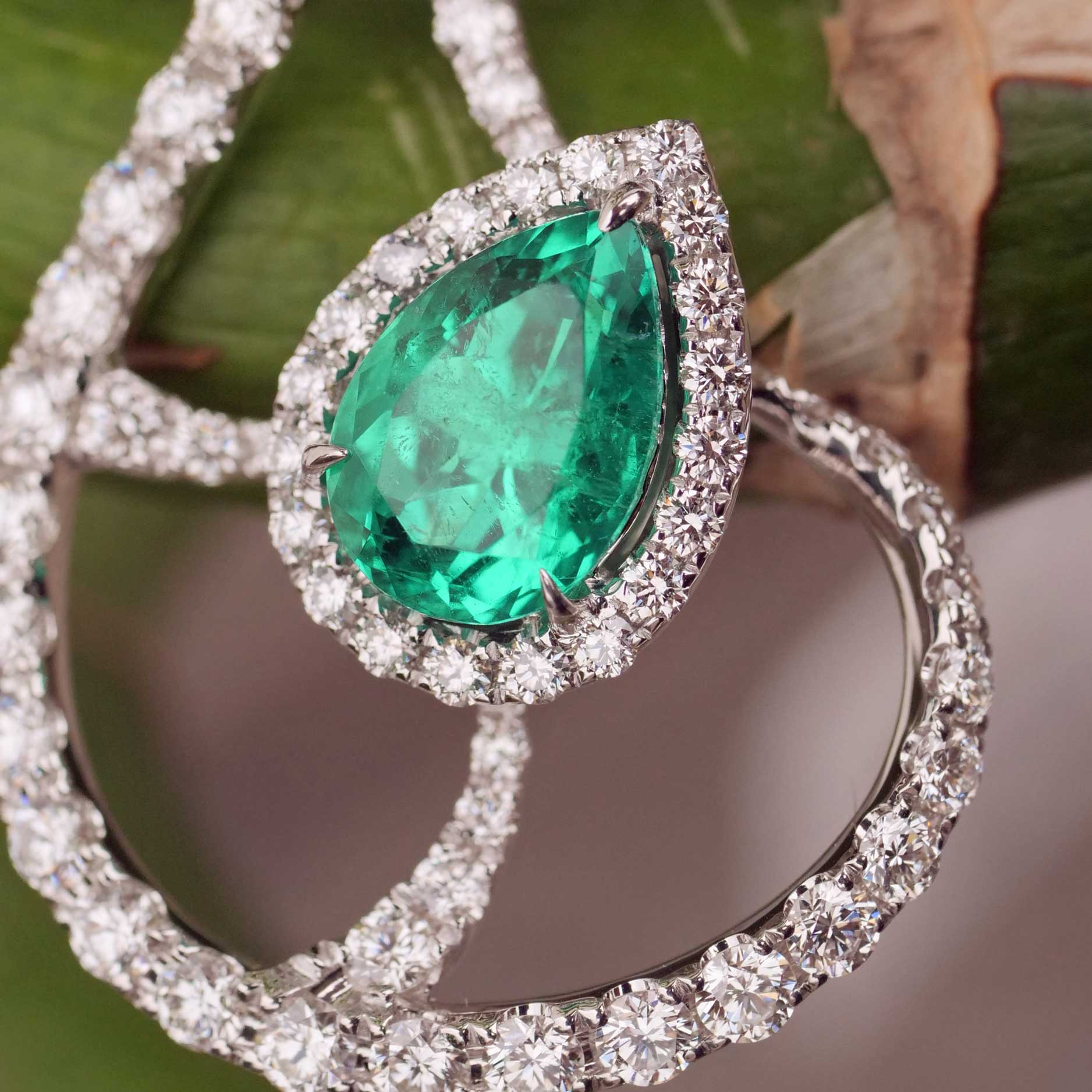 Diamond Emerald Necklace....18 kt Whitegold....bright vivid green Emeraldcolor