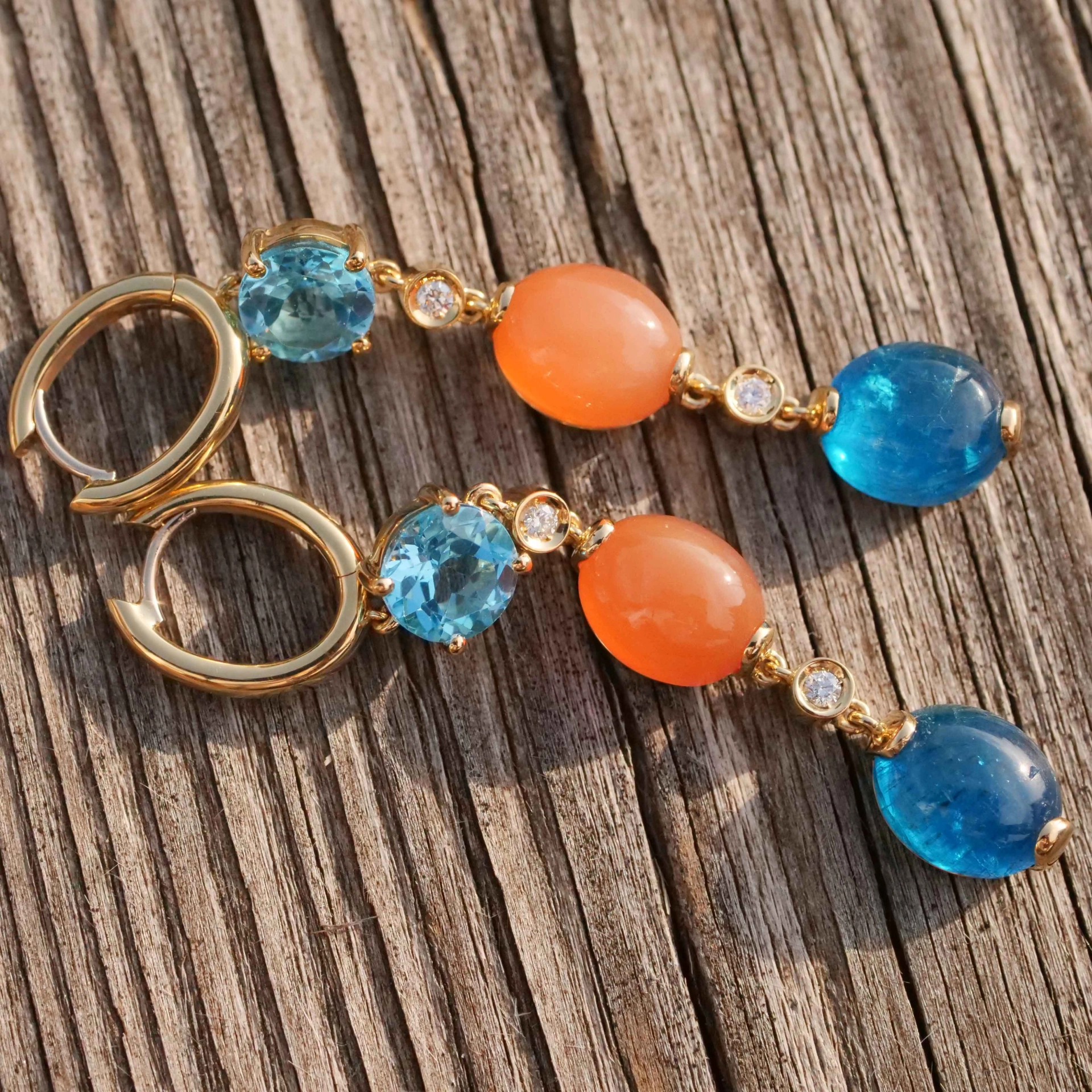 Neon blue paraibacolored Apatite Topaz and Moonstone Earrings 18 kt Jewellery 