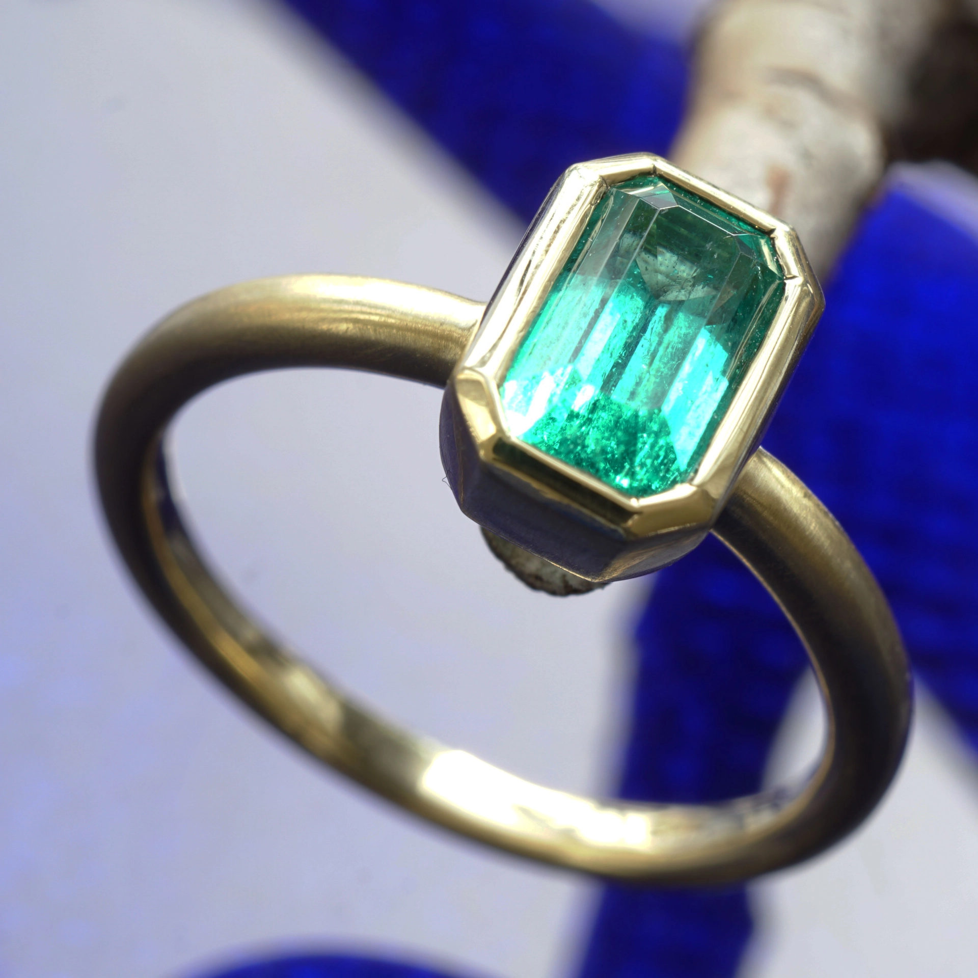 Emerald ring 0.97 ct, top quality from Afghanistan, 750 yellow gold handmade