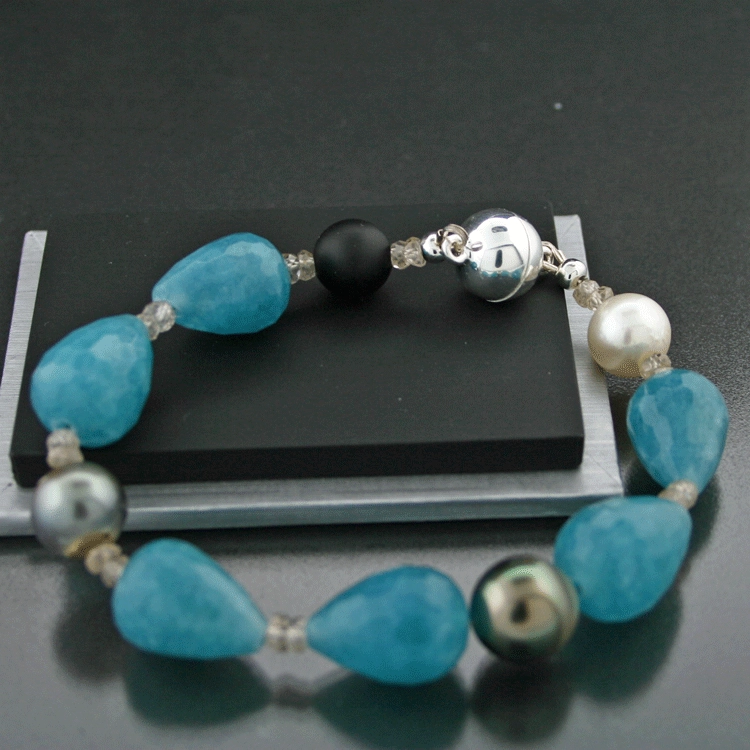 Armband mit Südsee-Perle, Tahiti-Perlen, Onyx, Spinellrondisten, große Aquamarinquarztropfen, Silber