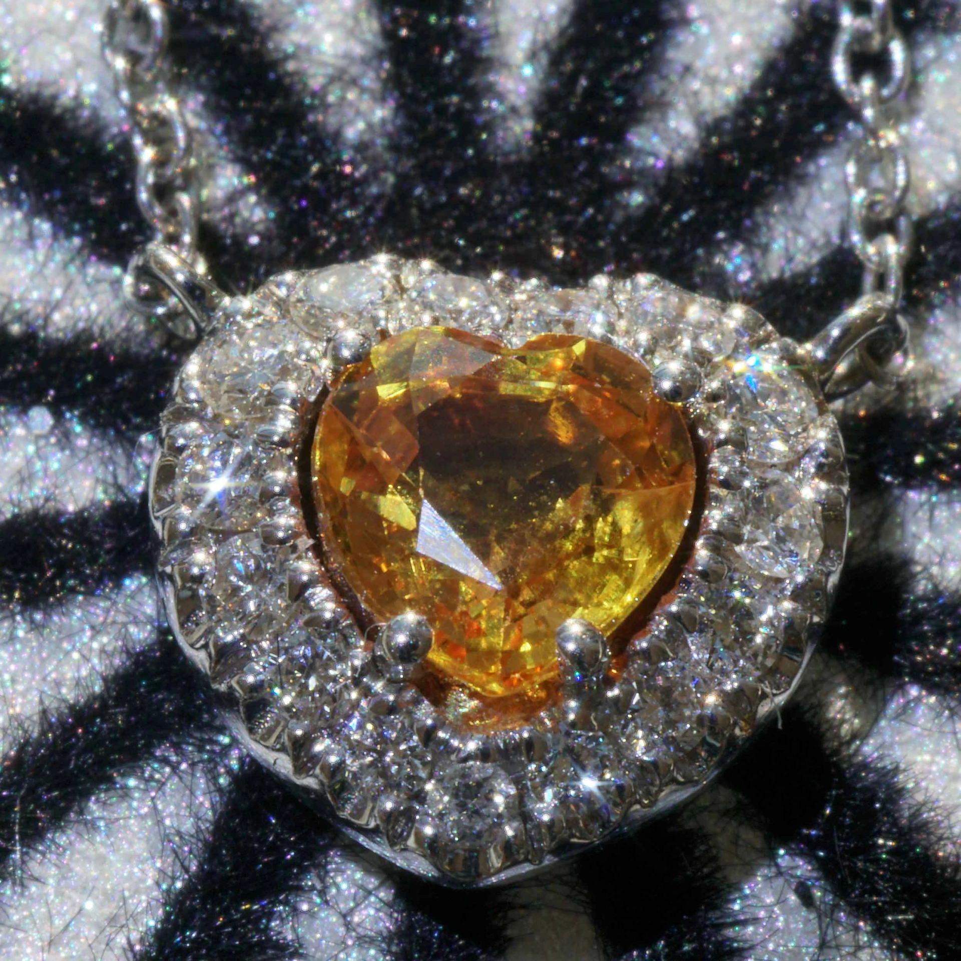 18 kt Whitegold Diamond Saphire Necklace....in the Color of Luck Orange-Yellow