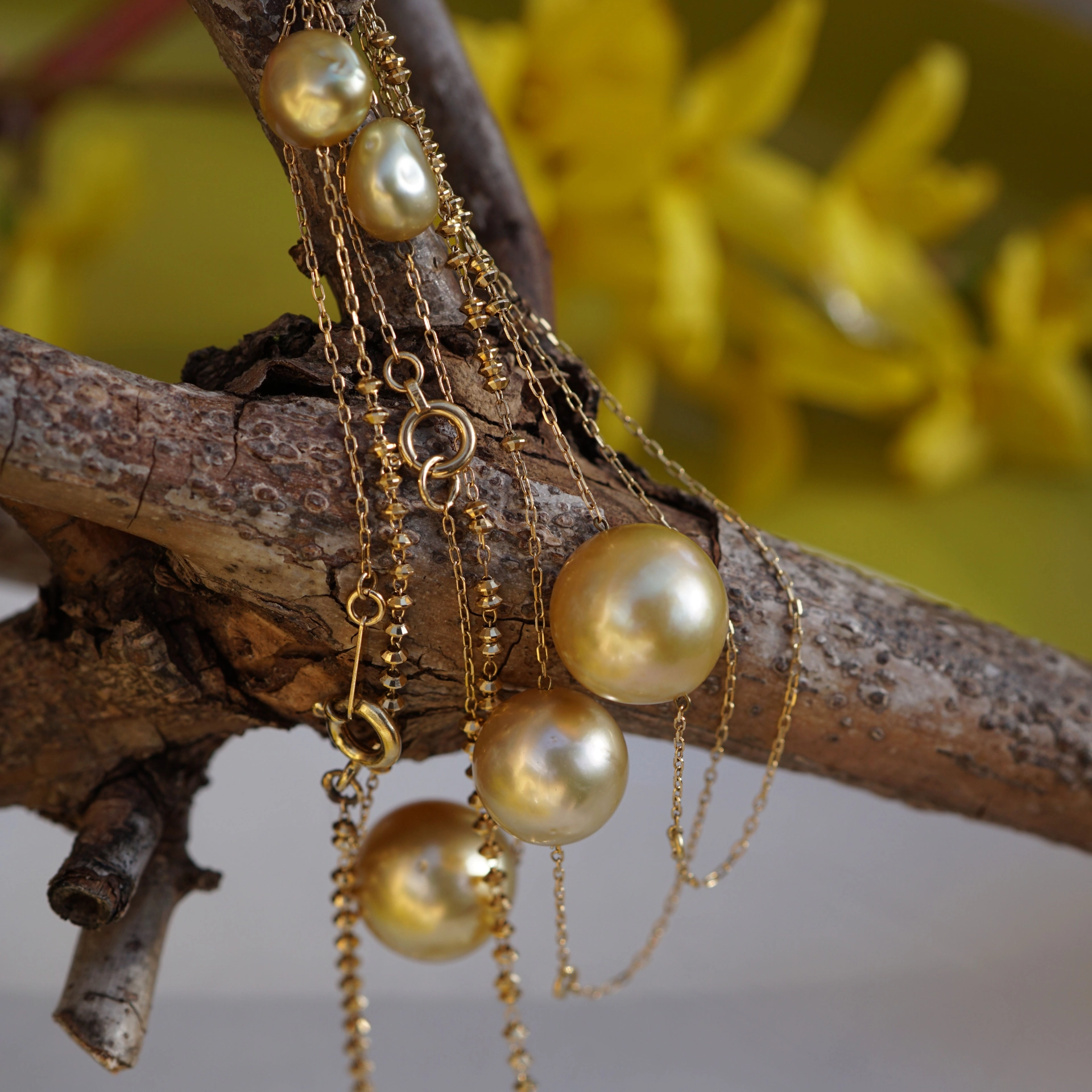 Southsea and Keshi pearls great natural goldcolor AAA+ handmade chain 750er Yellowgold
