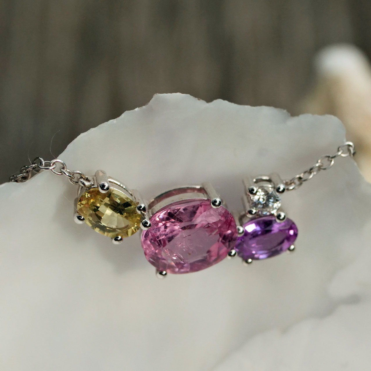 Saphir Spinell Brillant Necklace 18kt Whitegold 2.60 ct 0.20 ct Ilakaka Mine Madagascar yellow purpled Mine Tadschikistan