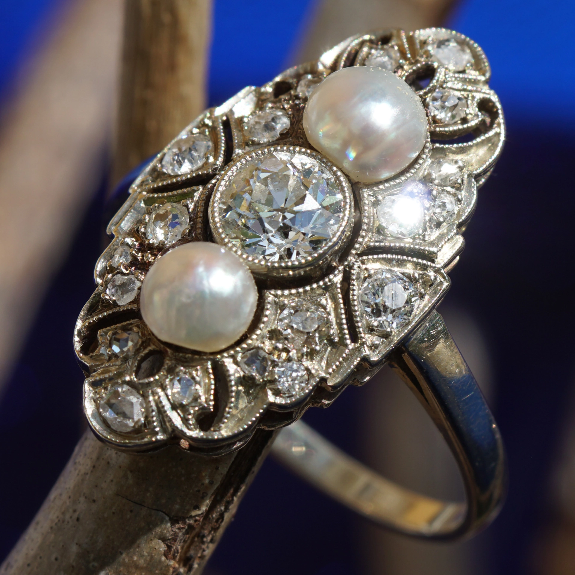 Art Deco Ring um 1930 Platin mit Orientperlen und Altschliffbrillanten und Diamantrosen
