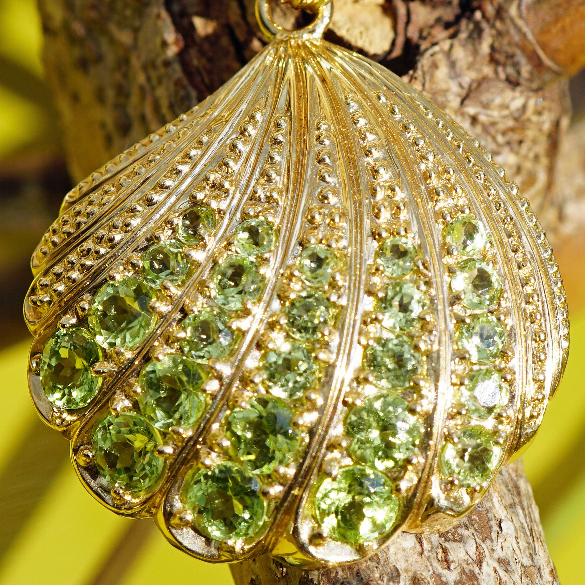 Muschel Anhänger mit Peridots 585er Gold ....hör das Meeresrauschen