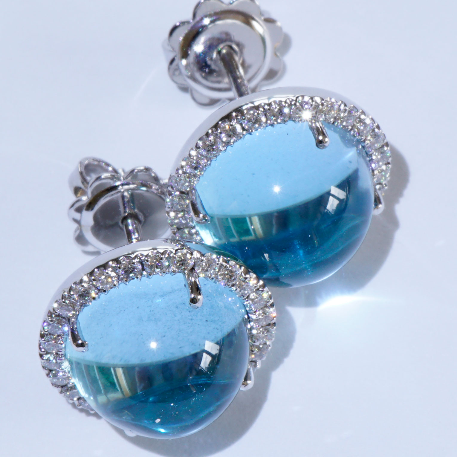 Bluetopas Brilliant Earstuds..deepblue Bubble...18 kt Whitegold....magical World