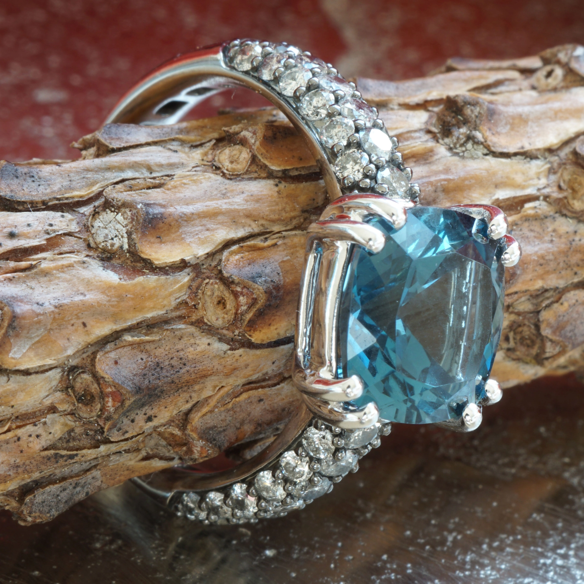 Blue and Grey....what a Cool Combination....Whitegold Ring 18 kt Topaz and Diamonds