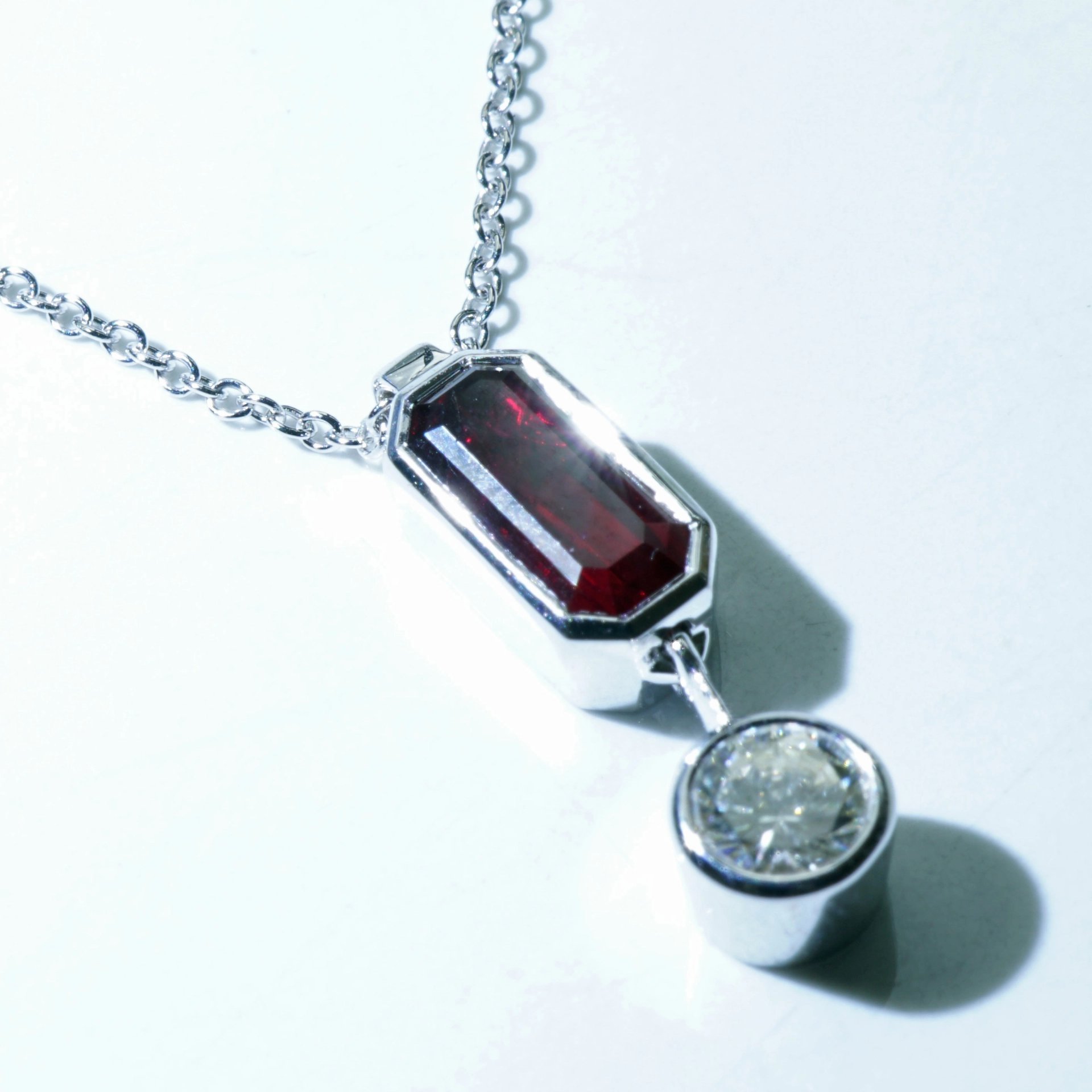 schmuckzicke_Rubin_Brillant_Anh-nger_Kette_750er_Weissgold_unerhitzt_1-03_0-26ct_IGI_High-InvestmentSON09375  Ruby 1.03 ct deep red from Mozambique IGI certificate baguette fullcut diamond of 0.26 ct TCR / VVS1