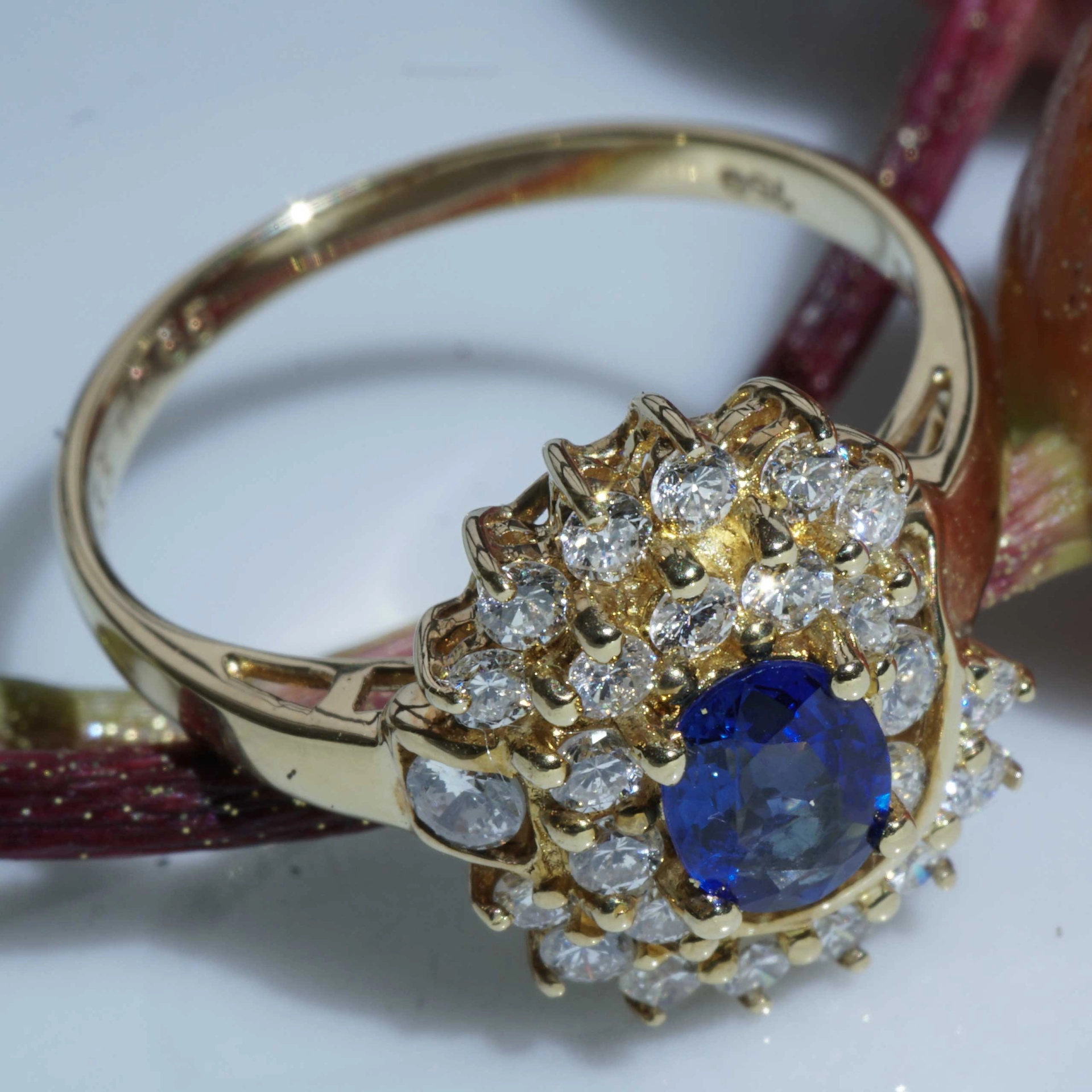Sapphire Brilliant Ring 18kt Yellowgold 0.53 ct 0.65 ct wonderful royal Blue