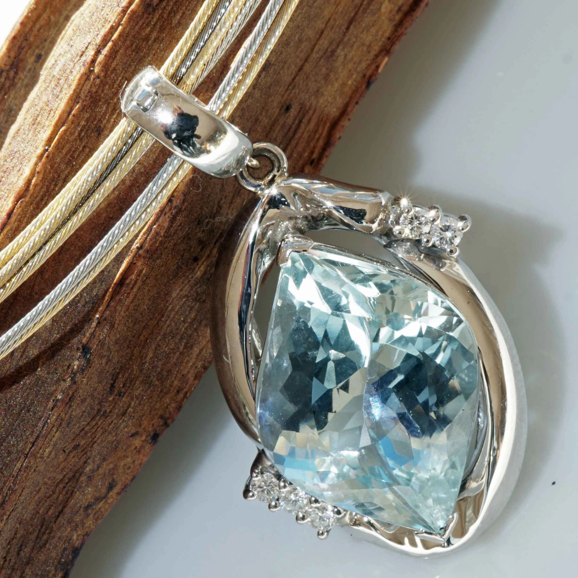 Fancy Aquamarin Brilliant Pendant 7.8 ct  900 Patinum 0.35 ct beautiful Color