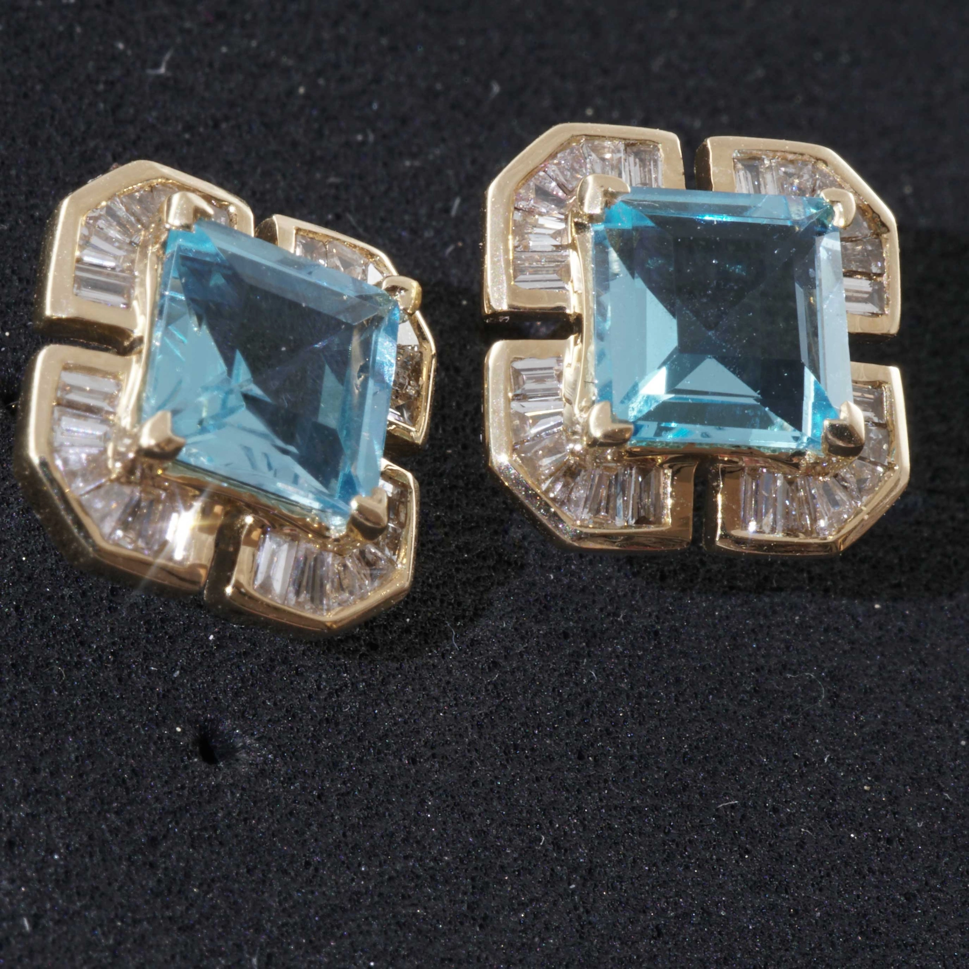 Cloverleaf shaped Blue Topaz Earrings 18 kt Yellow Gold with Diamonds