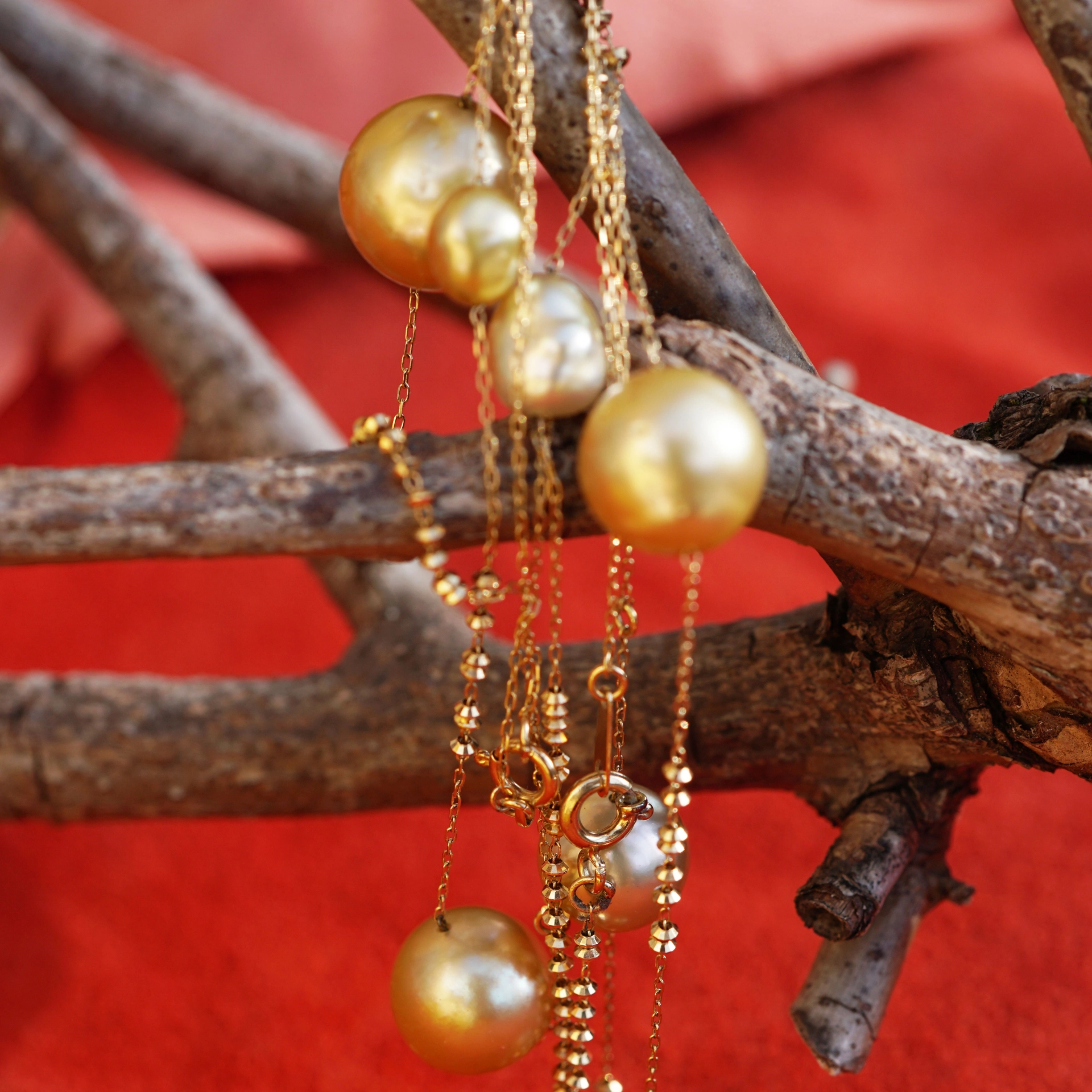 Southsea and Keshi pearls great natural goldcolor AAA+ handmade chain 750er Yellowgold