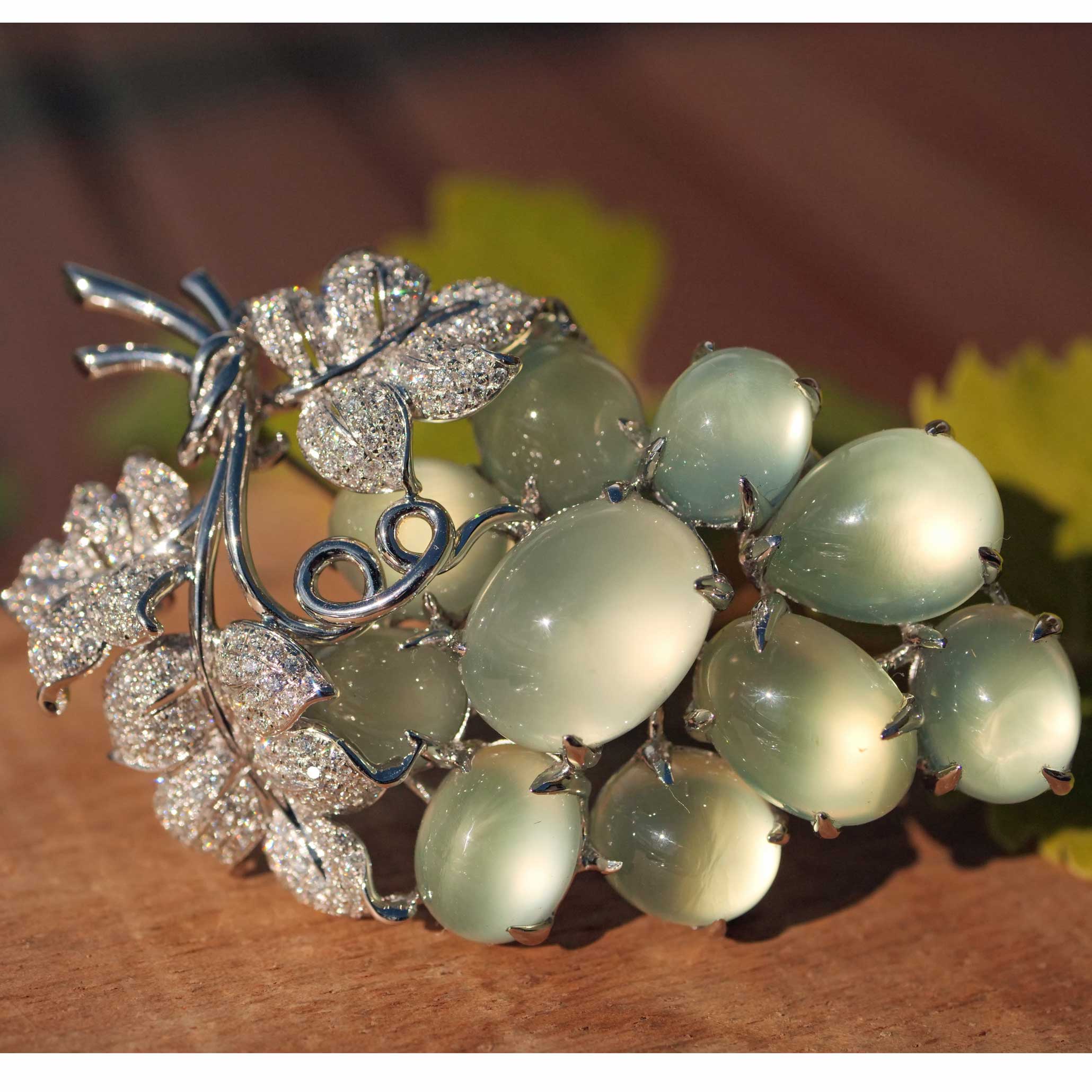 Wine Prehnite Brilliant Brooch with Pendant 750 White Gold 70 ct 2.19 ct TW / VVS-VS 