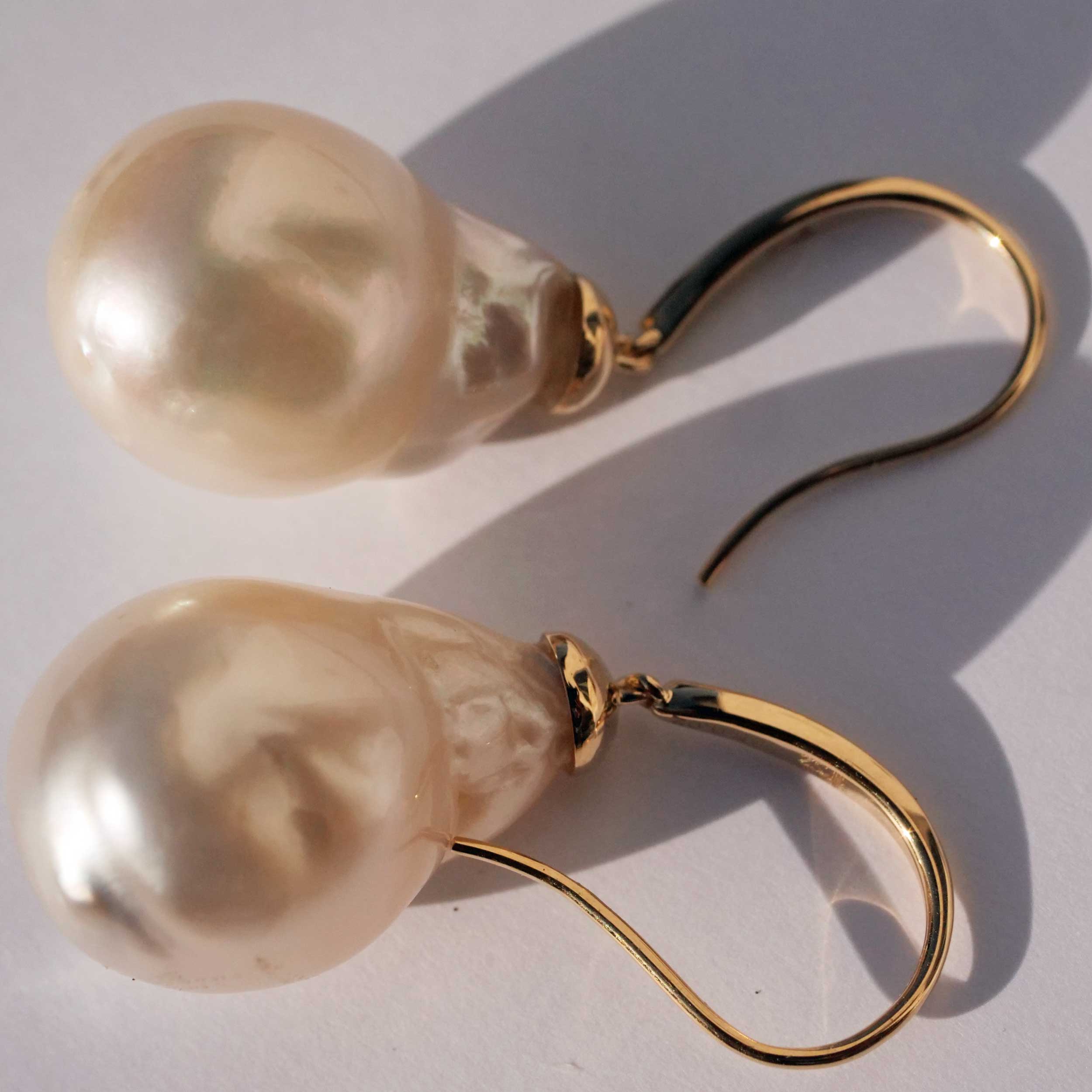 White South Sea Cultured Pearl Diamond Drop Drop Earrings Baroque 20 x 13.5 mm 585 Yellow Gold