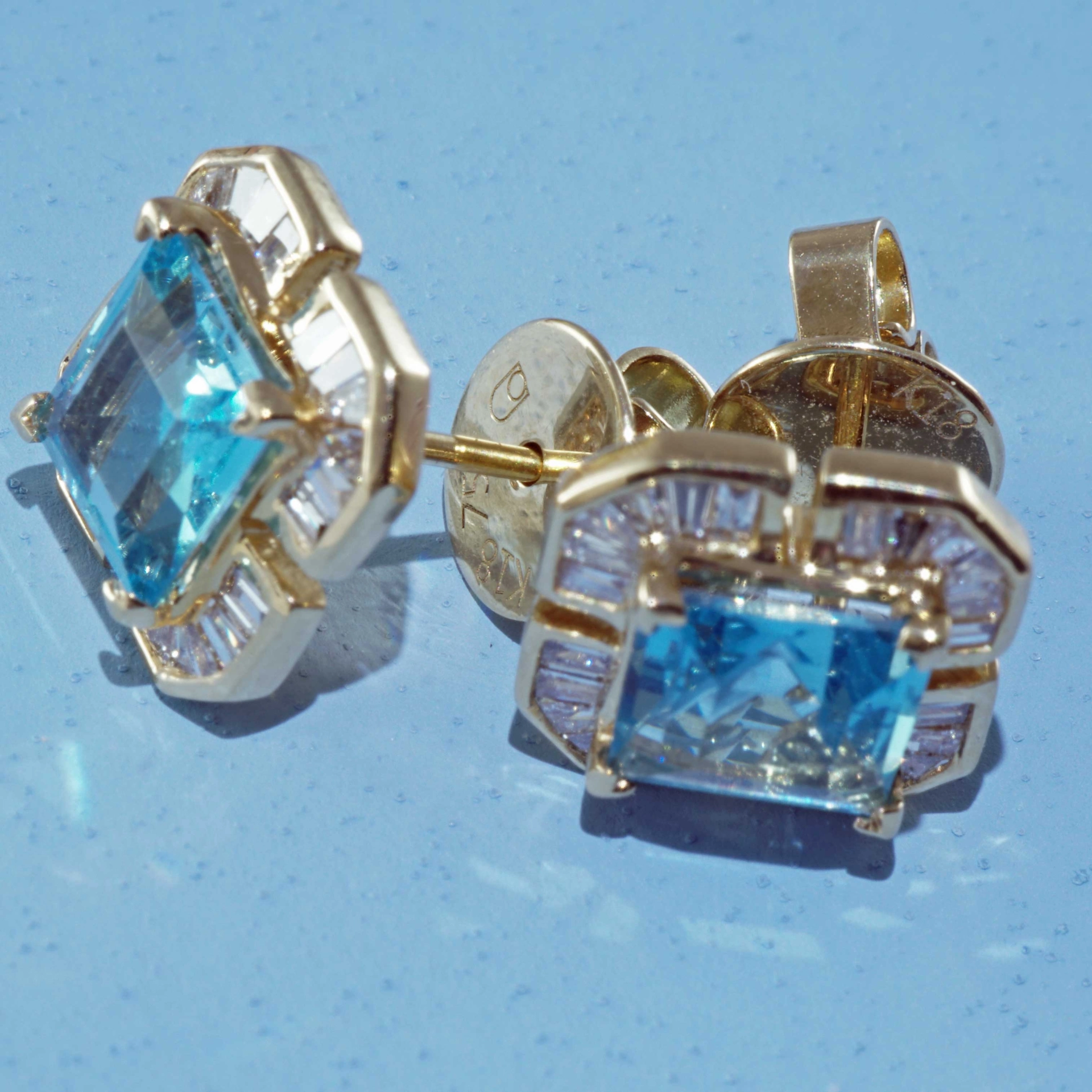 Cloverleaf shaped Blue Topaz Earrings 18 kt Yellow Gold with Diamonds