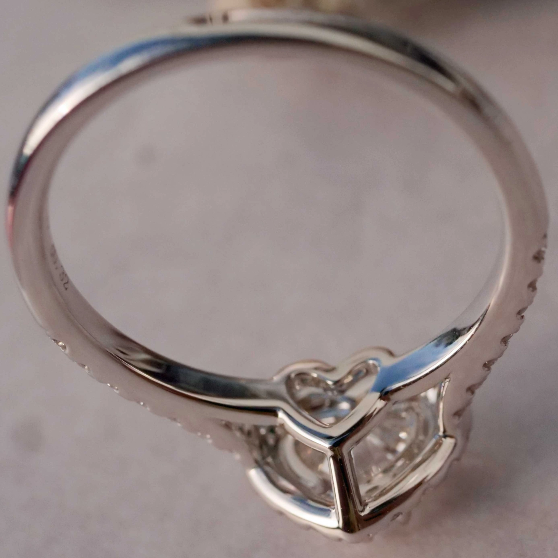 Ring 18 kt White Gold with Heart full cut brilliant approx. 1.00 ct, E (very fine white) / VVS2(very small inclusions), with GIA report