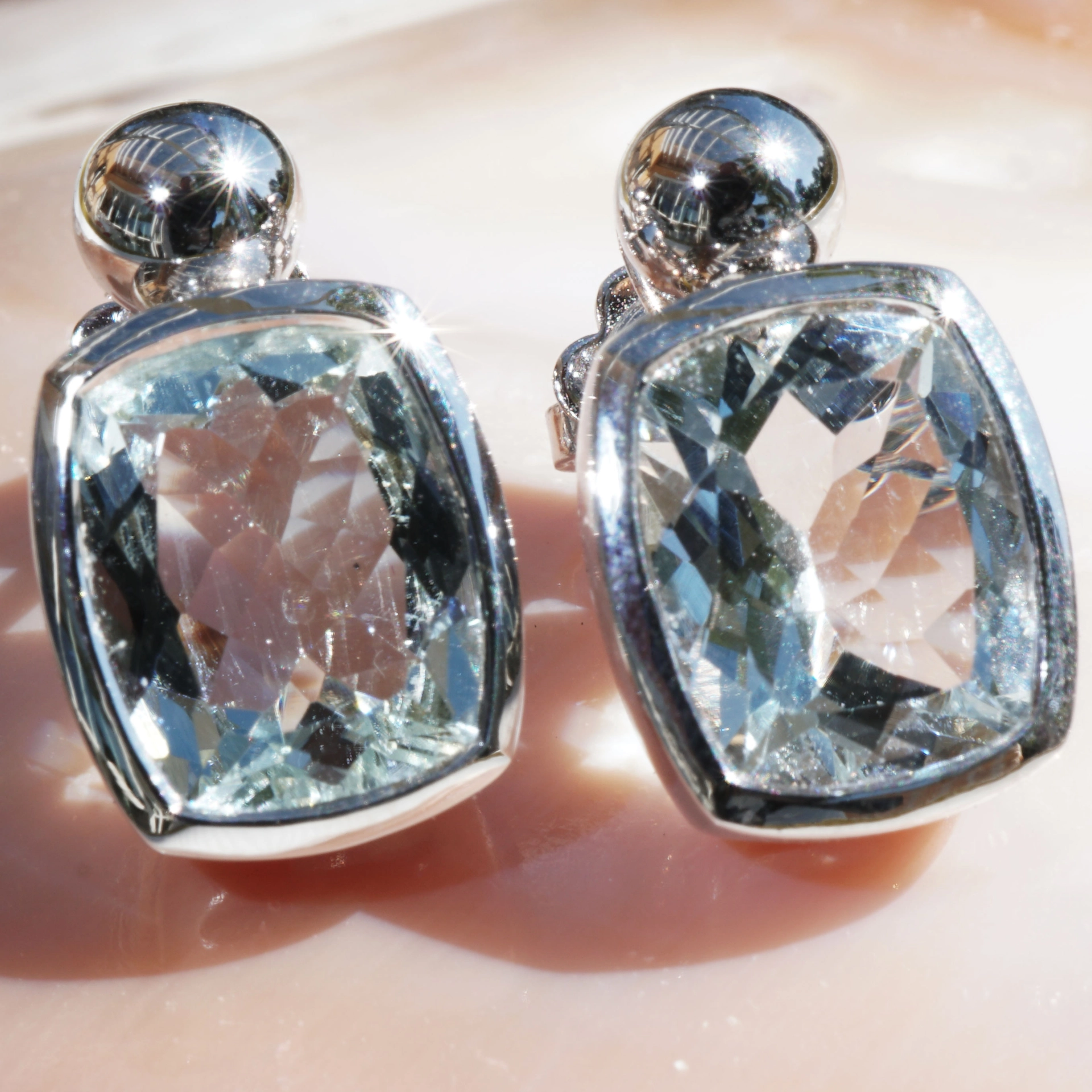 Newly arrived! Aquamarine Pendant 18 White Gold 17.66 ct  fine Quality feine Cut