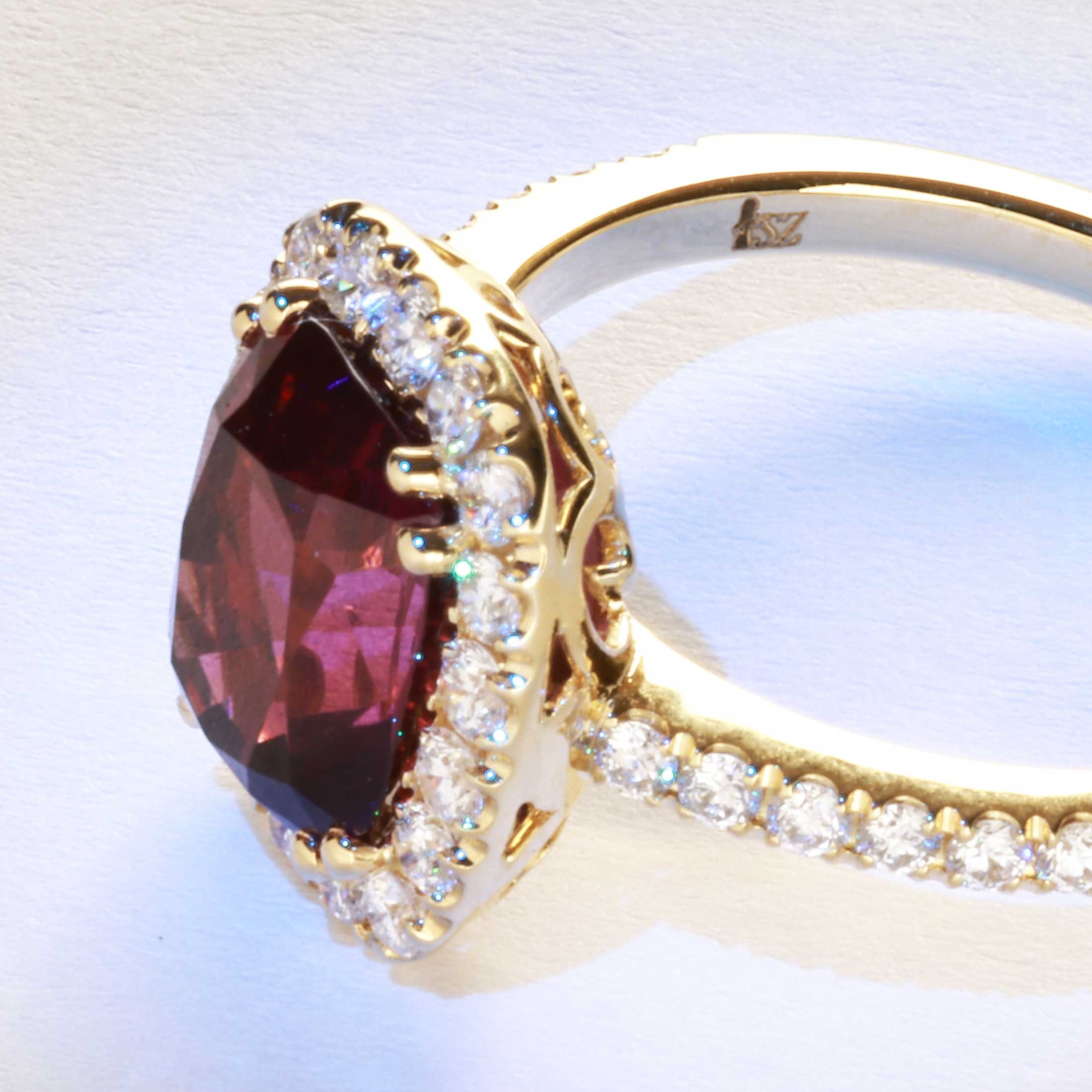 Rhodonite Brilliant Ring 3.34 ct 0.55 ct 750 Yellow Gold... more beautiful than the most expensive Ruby Ring