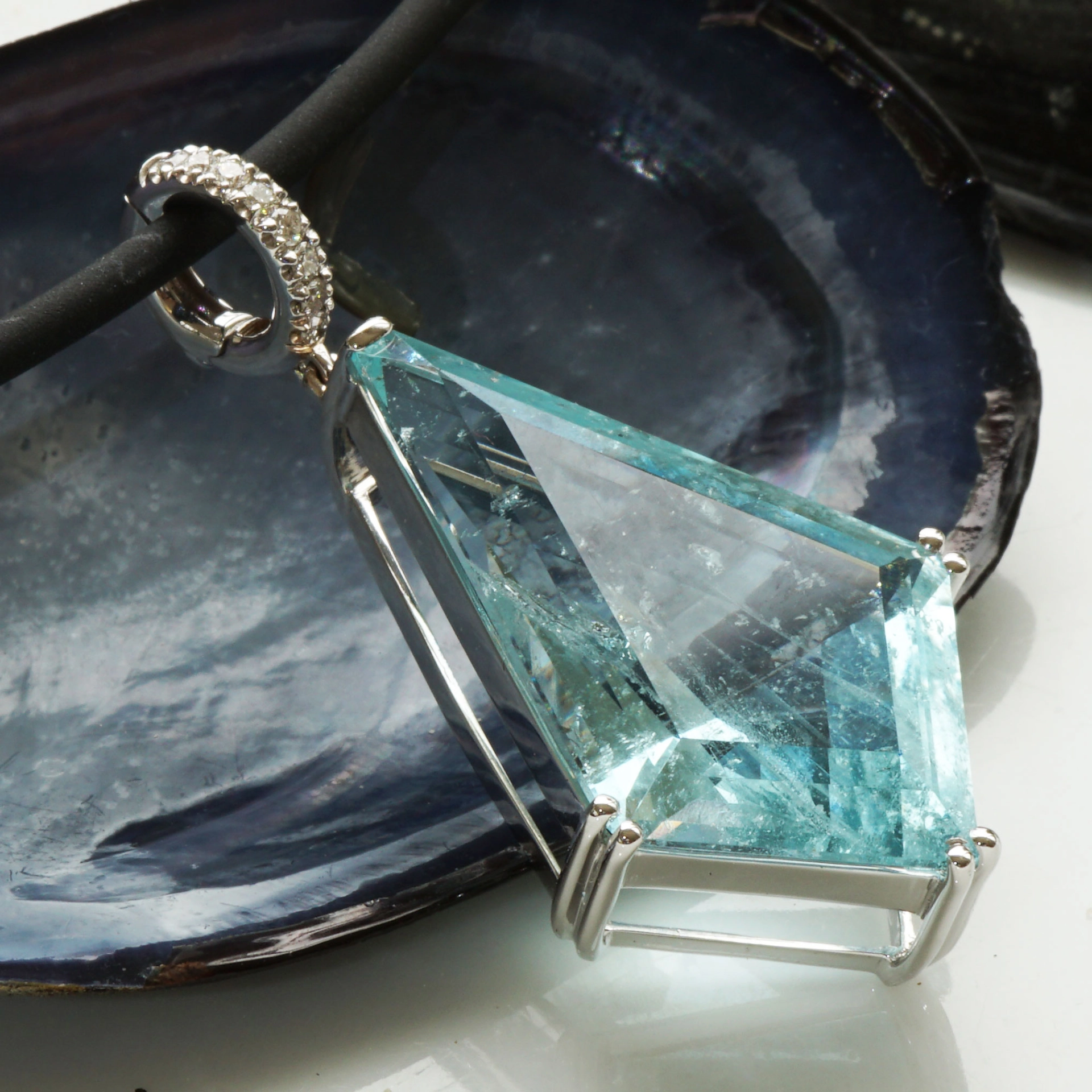 Dragonshape Aquamarin Pendant Whitegold..dark Color