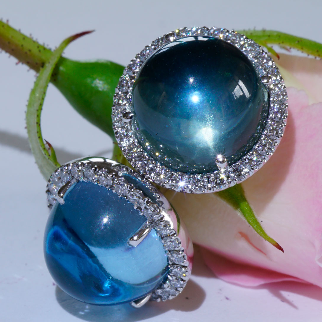 Bluetopas Brilliant Earstuds..deepblue Bubble...18 kt Whitegold....magical World