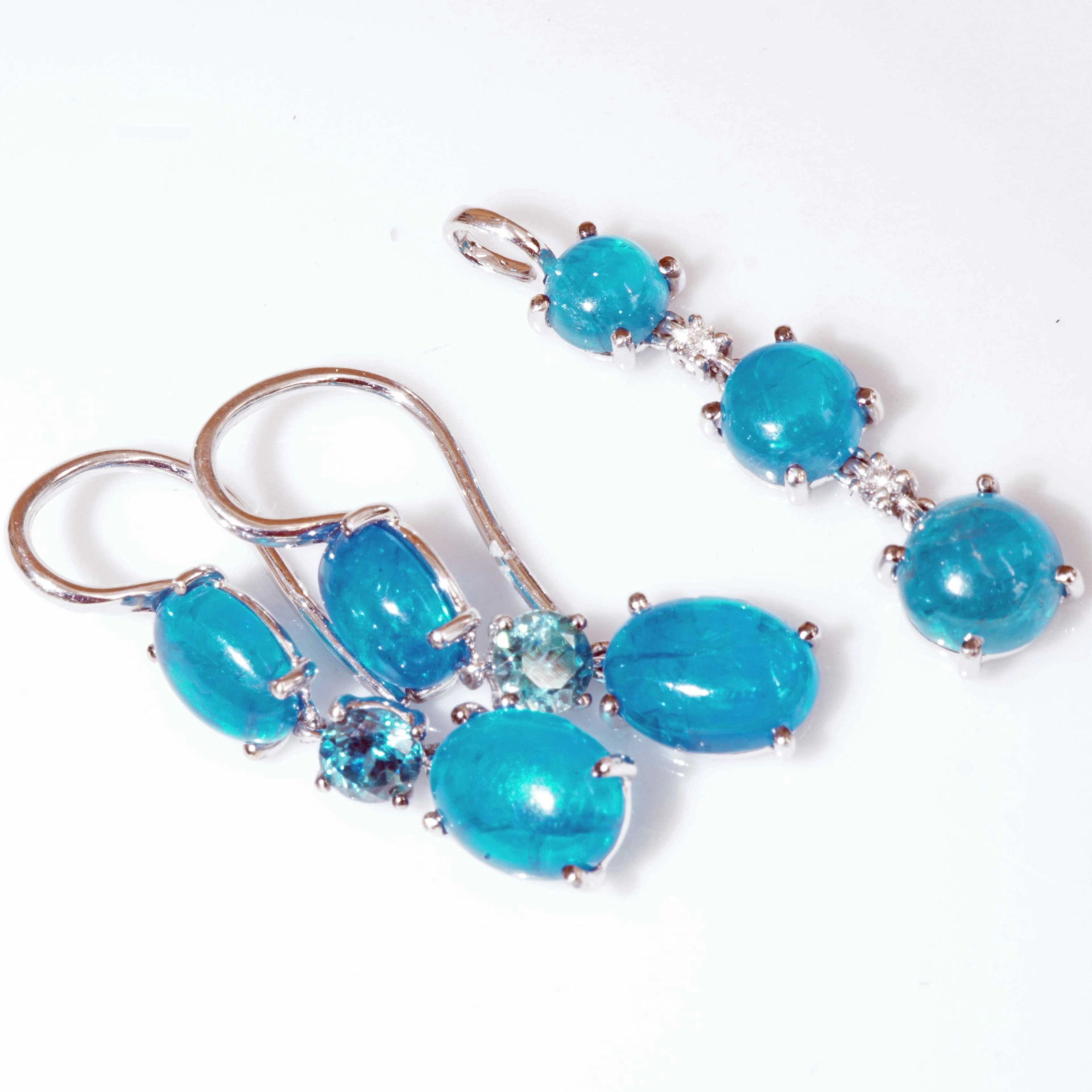 Pendant NEON Colors Apatite and Brilliants 18 kt White Gold....great Setting made in Italy