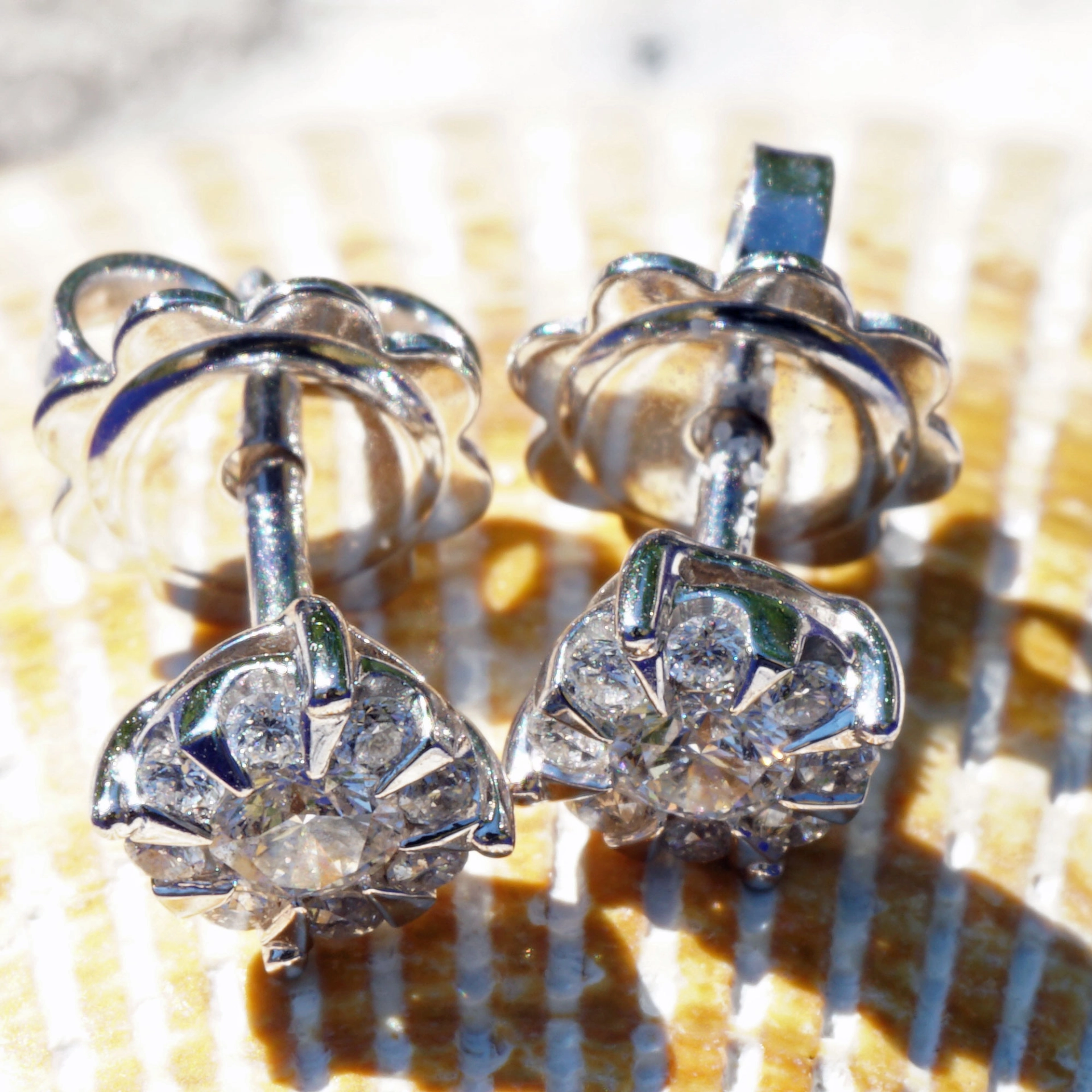 Diamond Earsticks 18 kt Whitegold 0.28 ct TW / VS....looks like Halfcarat