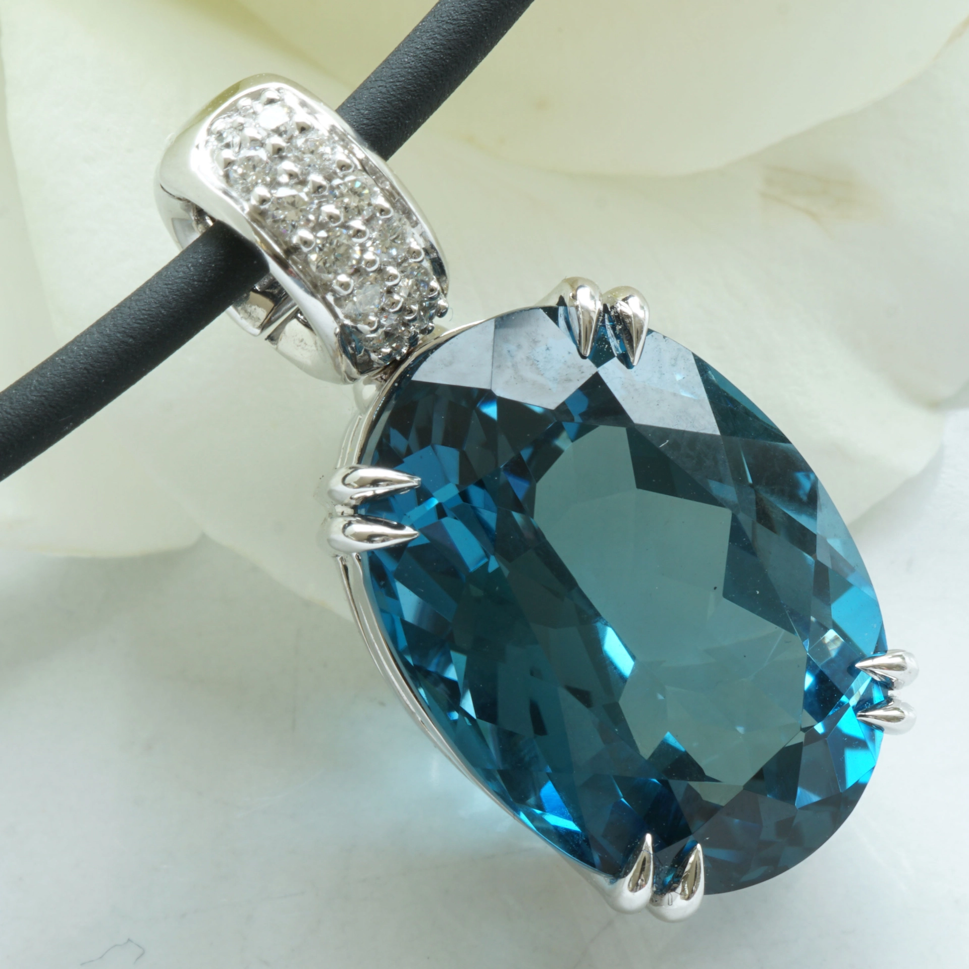 Amazing color Blue forever londen blue topas approx. 15.30 ct, 17,5 x 13 mm, modern setting with fullcut diamonds