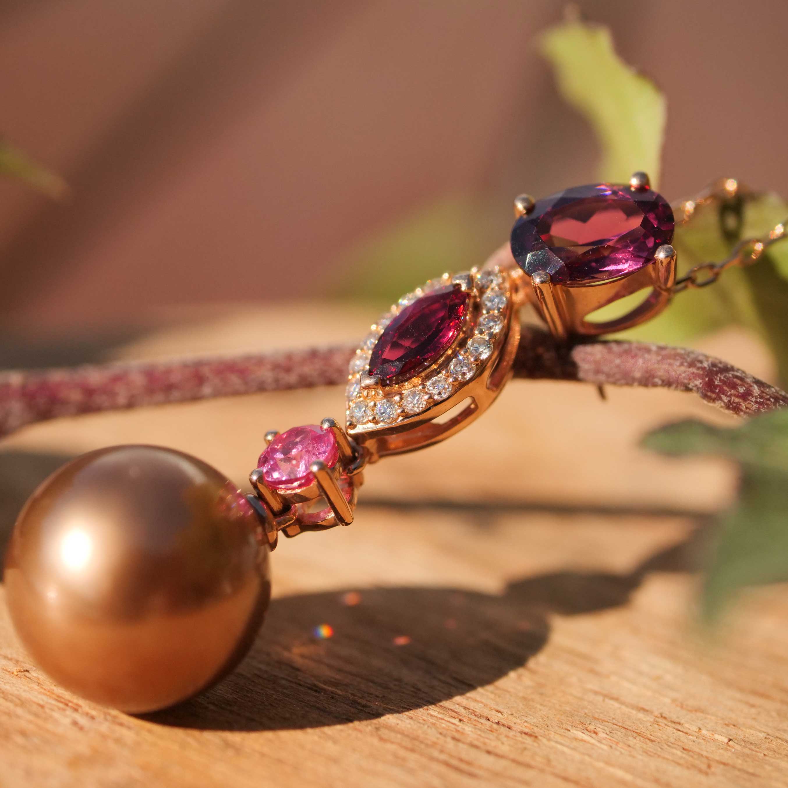 South Sea Pearl Rhodonite Brilliant Pendant with Chain 750 Rose Gold... warm red tones for cosy days